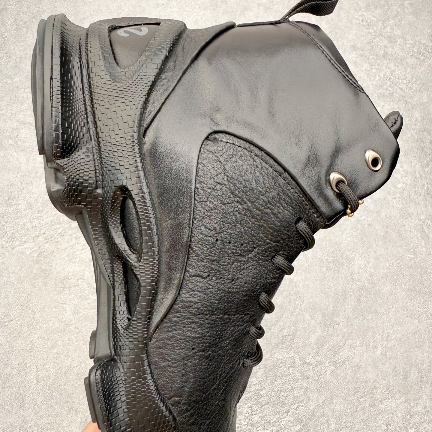 图片[6]-Ecco爱步 Biom C 牛皮 轻盈舒适及踝高帮户外靴 ECCO以三大核心特征为依托：北欧设计风格、鞋履制作、积极的生活方式。北欧设计风格：北欧设计特点是独特、有格调、实用和简约，并且品质优良。鞋履制作：ECCO钟爱鞋履制作以及一切与鞋履制作相关的事物。积极的生活方式：ECCO的创始人希望制作出的鞋履无需磨合，即可完美贴合脚型，帮助人们享受行走的乐趣。ECCO的成功源自其产品质量和创新的技术水平，恪守“鞋遵循双足”的设计理念，将的舒适度和风格融为一体。ECCO跑遍全世界寻找创新的原料。从制革制鞋一体化的设置，源头上控制皮革质量，确保对人体无害。 尺码：38 39 40 41 42 43 44 （皮鞋码）-选品中心