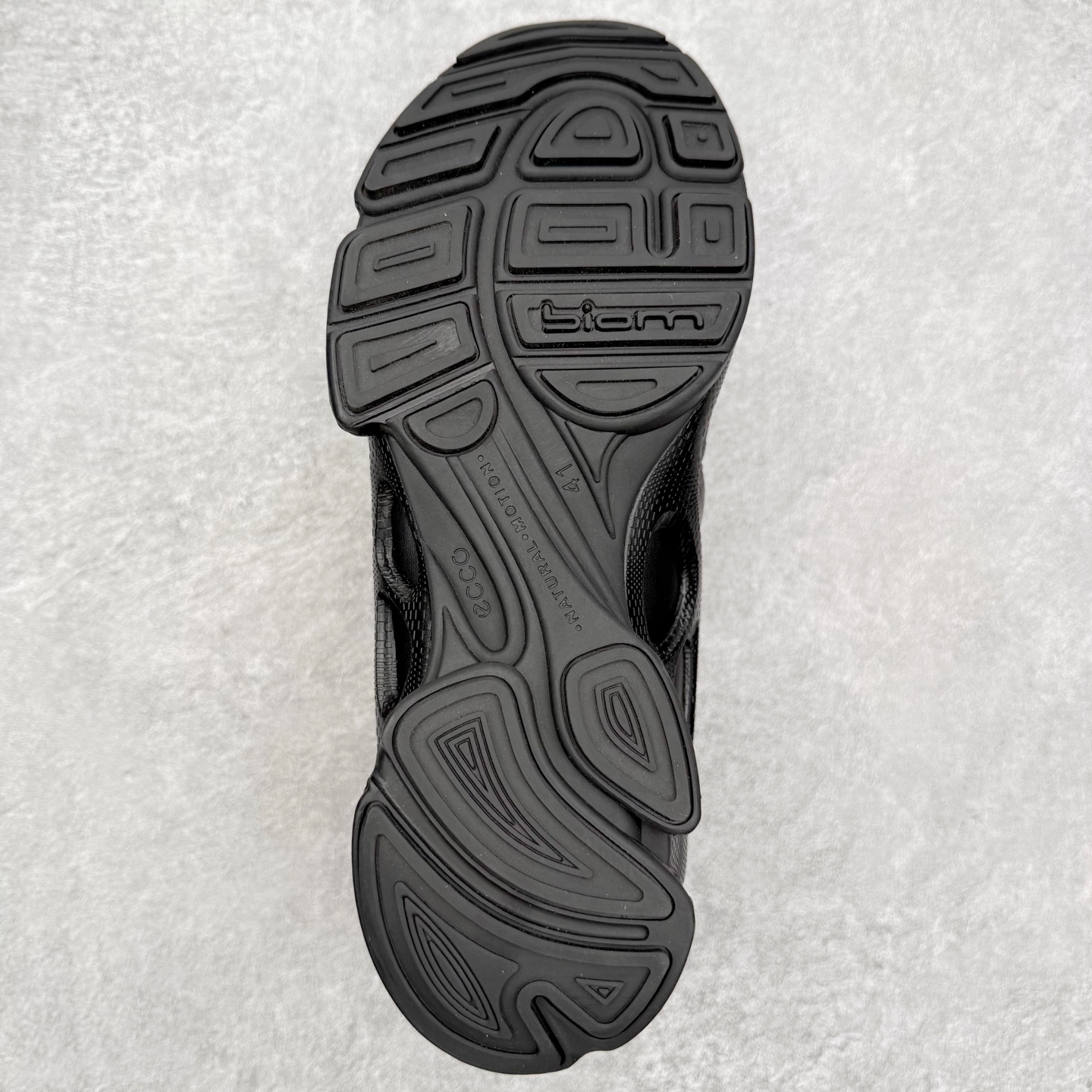 图片[9]-Ecco爱步 Biom C 牛皮 轻盈舒适及踝高帮户外靴 ECCO以三大核心特征为依托：北欧设计风格、鞋履制作、积极的生活方式。北欧设计风格：北欧设计特点是独特、有格调、实用和简约，并且品质优良。鞋履制作：ECCO钟爱鞋履制作以及一切与鞋履制作相关的事物。积极的生活方式：ECCO的创始人希望制作出的鞋履无需磨合，即可完美贴合脚型，帮助人们享受行走的乐趣。ECCO的成功源自其产品质量和创新的技术水平，恪守“鞋遵循双足”的设计理念，将的舒适度和风格融为一体。ECCO跑遍全世界寻找创新的原料。从制革制鞋一体化的设置，源头上控制皮革质量，确保对人体无害。 尺码：38 39 40 41 42 43 44 （皮鞋码）-选品中心