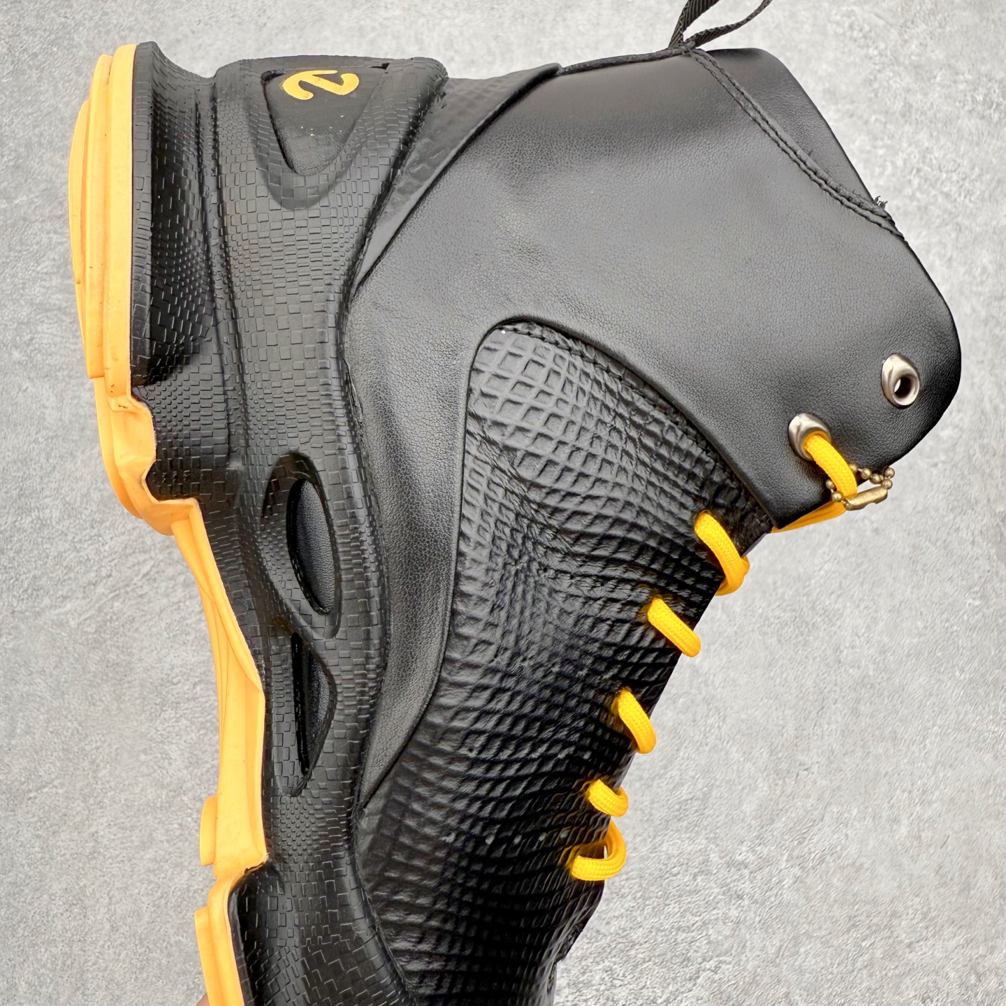 图片[6]-Ecco爱步 Biom C 牛皮 轻盈舒适及踝高帮户外靴 ECCO以三大核心特征为依托：北欧设计风格、鞋履制作、积极的生活方式。北欧设计风格：北欧设计特点是独特、有格调、实用和简约，并且品质优良。鞋履制作：ECCO钟爱鞋履制作以及一切与鞋履制作相关的事物。积极的生活方式：ECCO的创始人希望制作出的鞋履无需磨合，即可完美贴合脚型，帮助人们享受行走的乐趣。ECCO的成功源自其产品质量和创新的技术水平，恪守“鞋遵循双足”的设计理念，将的舒适度和风格融为一体。ECCO跑遍全世界寻找创新的原料。从制革制鞋一体化的设置，源头上控制皮革质量，确保对人体无害。 尺码：38 39 40 41 42 43 44 （皮鞋码）-选品中心