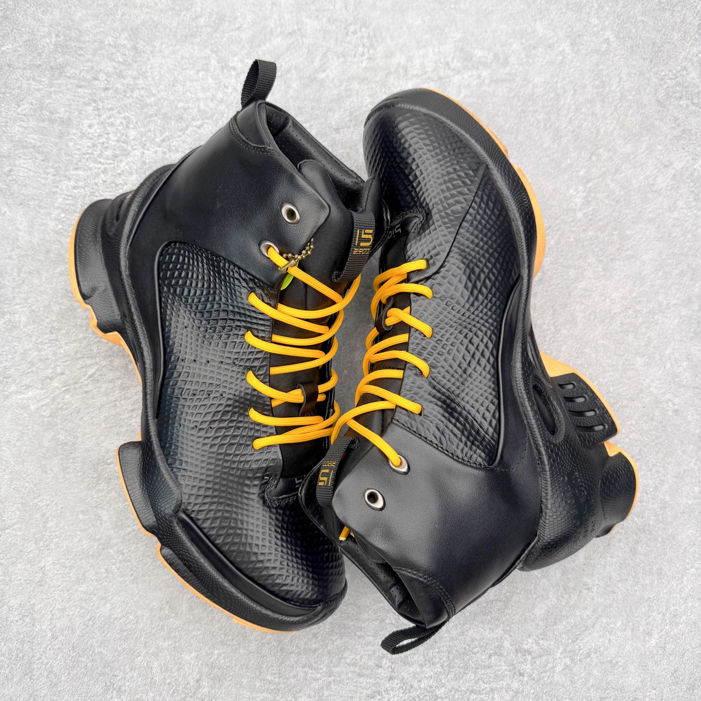 图片[3]-Ecco爱步 Biom C 牛皮 轻盈舒适及踝高帮户外靴 ECCO以三大核心特征为依托：北欧设计风格、鞋履制作、积极的生活方式。北欧设计风格：北欧设计特点是独特、有格调、实用和简约，并且品质优良。鞋履制作：ECCO钟爱鞋履制作以及一切与鞋履制作相关的事物。积极的生活方式：ECCO的创始人希望制作出的鞋履无需磨合，即可完美贴合脚型，帮助人们享受行走的乐趣。ECCO的成功源自其产品质量和创新的技术水平，恪守“鞋遵循双足”的设计理念，将的舒适度和风格融为一体。ECCO跑遍全世界寻找创新的原料。从制革制鞋一体化的设置，源头上控制皮革质量，确保对人体无害。 尺码：38 39 40 41 42 43 44 （皮鞋码）-选品中心