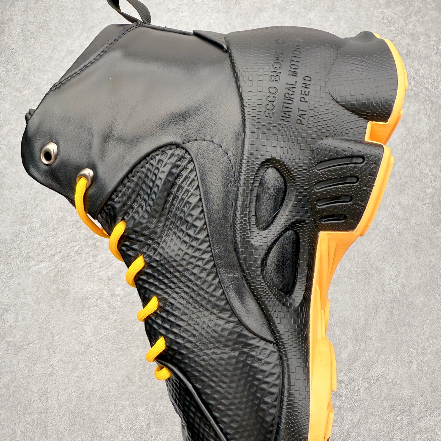 图片[7]-Ecco爱步 Biom C 牛皮 轻盈舒适及踝高帮户外靴 ECCO以三大核心特征为依托：北欧设计风格、鞋履制作、积极的生活方式。北欧设计风格：北欧设计特点是独特、有格调、实用和简约，并且品质优良。鞋履制作：ECCO钟爱鞋履制作以及一切与鞋履制作相关的事物。积极的生活方式：ECCO的创始人希望制作出的鞋履无需磨合，即可完美贴合脚型，帮助人们享受行走的乐趣。ECCO的成功源自其产品质量和创新的技术水平，恪守“鞋遵循双足”的设计理念，将的舒适度和风格融为一体。ECCO跑遍全世界寻找创新的原料。从制革制鞋一体化的设置，源头上控制皮革质量，确保对人体无害。 尺码：38 39 40 41 42 43 44 （皮鞋码）-选品中心