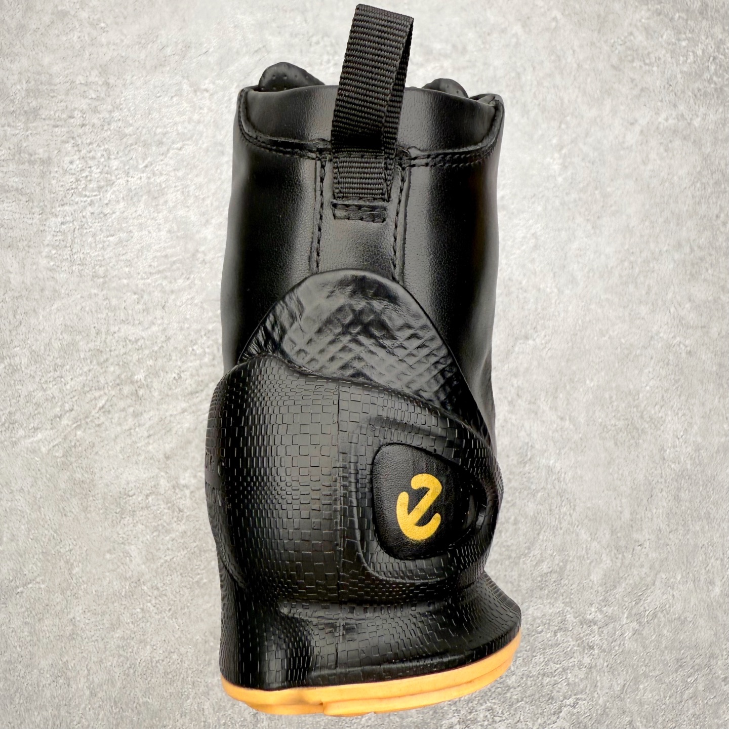 图片[8]-Ecco爱步 Biom C 牛皮 轻盈舒适及踝高帮户外靴 ECCO以三大核心特征为依托：北欧设计风格、鞋履制作、积极的生活方式。北欧设计风格：北欧设计特点是独特、有格调、实用和简约，并且品质优良。鞋履制作：ECCO钟爱鞋履制作以及一切与鞋履制作相关的事物。积极的生活方式：ECCO的创始人希望制作出的鞋履无需磨合，即可完美贴合脚型，帮助人们享受行走的乐趣。ECCO的成功源自其产品质量和创新的技术水平，恪守“鞋遵循双足”的设计理念，将的舒适度和风格融为一体。ECCO跑遍全世界寻找创新的原料。从制革制鞋一体化的设置，源头上控制皮革质量，确保对人体无害。 尺码：38 39 40 41 42 43 44 （皮鞋码）-选品中心