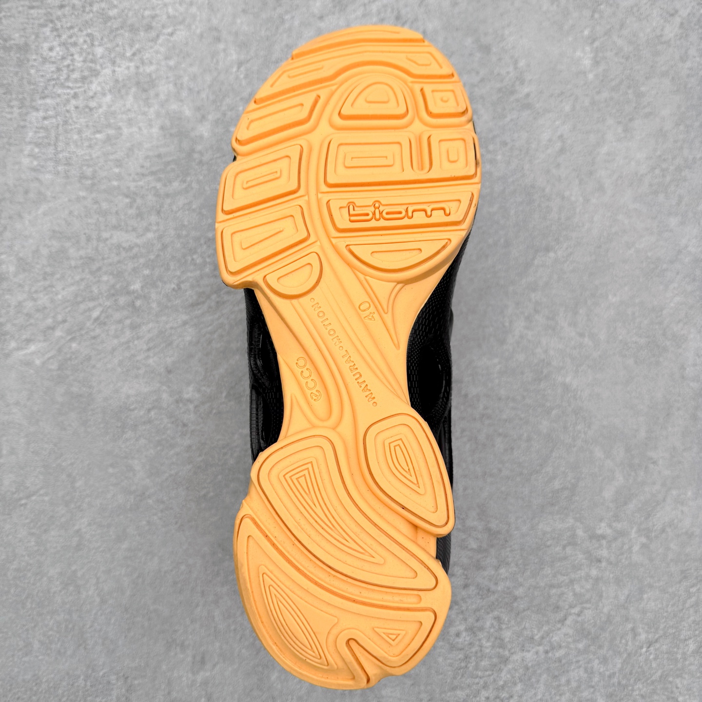 图片[9]-Ecco爱步 Biom C 牛皮 轻盈舒适及踝高帮户外靴 ECCO以三大核心特征为依托：北欧设计风格、鞋履制作、积极的生活方式。北欧设计风格：北欧设计特点是独特、有格调、实用和简约，并且品质优良。鞋履制作：ECCO钟爱鞋履制作以及一切与鞋履制作相关的事物。积极的生活方式：ECCO的创始人希望制作出的鞋履无需磨合，即可完美贴合脚型，帮助人们享受行走的乐趣。ECCO的成功源自其产品质量和创新的技术水平，恪守“鞋遵循双足”的设计理念，将的舒适度和风格融为一体。ECCO跑遍全世界寻找创新的原料。从制革制鞋一体化的设置，源头上控制皮革质量，确保对人体无害。 尺码：38 39 40 41 42 43 44 （皮鞋码）-选品中心