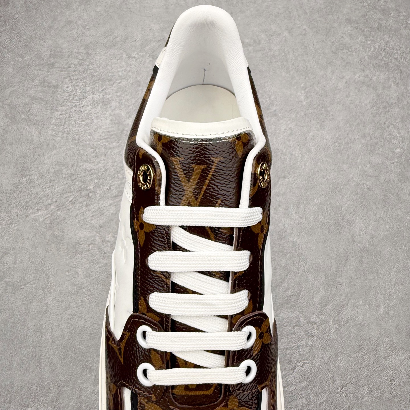 图片[5]-＃FS Louis Vuitton 路易威登 lv Time Out 低帮时尚运动板鞋 为舒软小牛皮革压印金属质感 Monogram 图案 再令 Louis 和vuitton 装饰点缀鞋带 与卢勒克斯金属线共同 释放莹泽光芒 搭配后部 Monogram帆布饰边和加厚胎面橡胶外底 鞋面胎牛皮和进口PVC制裁而成 高密度进口电脑车线工艺、经典LOGO跟PVC完美结合 原版大底开模 内里采用进口羊皮 超软皮内里+鞋垫 最新LV/路易威登 杨幂 关晓彤 官方等多明星网红同款 快手抖音等多平台热推 尺码：35 36 37 38 39 40 41 42 43 44-选品中心