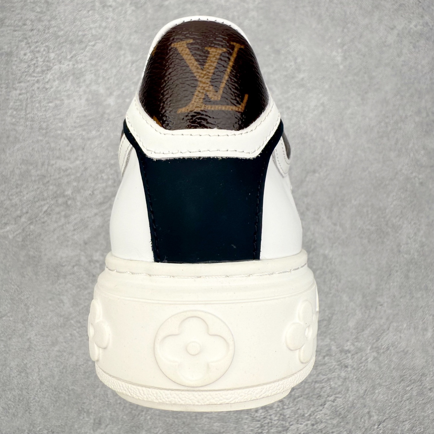 图片[8]-＃FS Louis Vuitton 路易威登 lv Time Out 低帮时尚运动板鞋 为舒软小牛皮革压印金属质感 Monogram 图案 再令 Louis 和vuitton 装饰点缀鞋带 与卢勒克斯金属线共同 释放莹泽光芒 搭配后部 Monogram帆布饰边和加厚胎面橡胶外底 鞋面胎牛皮和进口PVC制裁而成 高密度进口电脑车线工艺、经典LOGO跟PVC完美结合 原版大底开模 内里采用进口羊皮 超软皮内里+鞋垫 最新LV/路易威登 杨幂 关晓彤 官方等多明星网红同款 快手抖音等多平台热推 尺码：35 36 37 38 39 40 41 42 43 44-选品中心