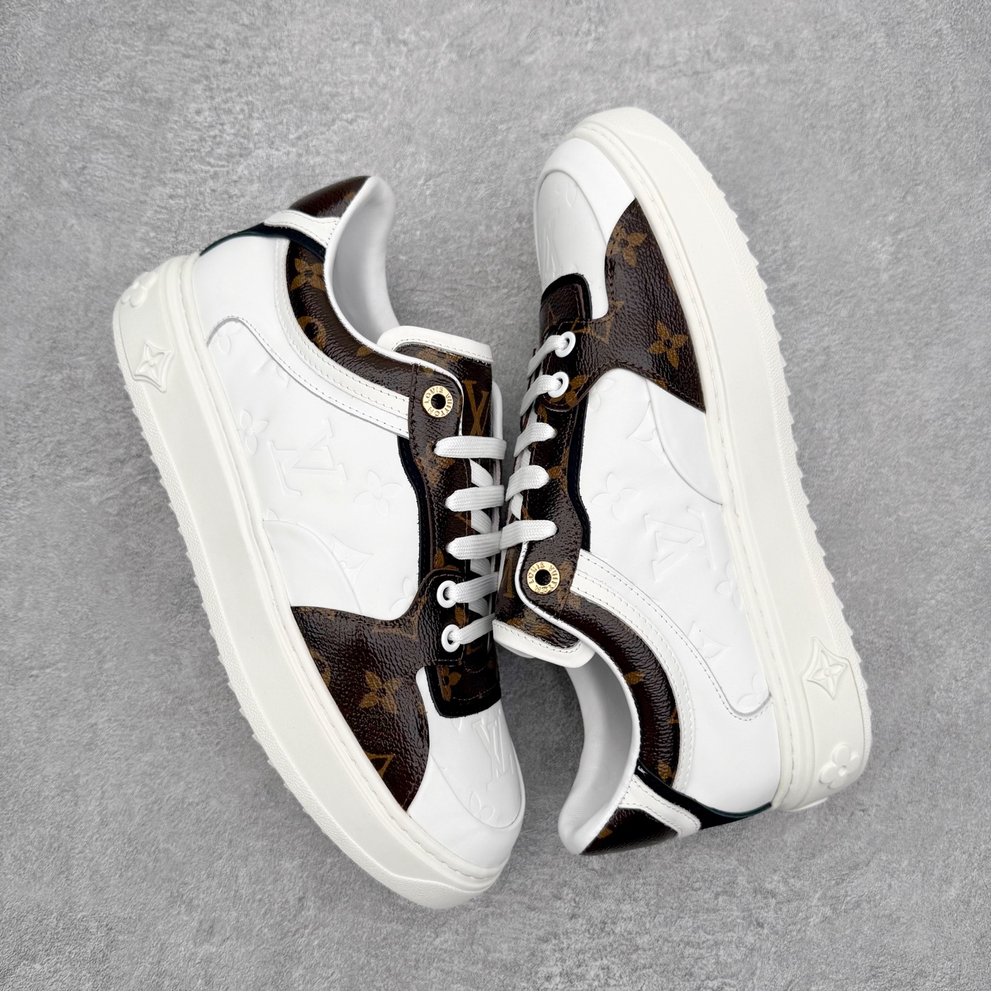 图片[3]-＃FS Louis Vuitton 路易威登 lv Time Out 低帮时尚运动板鞋 为舒软小牛皮革压印金属质感 Monogram 图案 再令 Louis 和vuitton 装饰点缀鞋带 与卢勒克斯金属线共同 释放莹泽光芒 搭配后部 Monogram帆布饰边和加厚胎面橡胶外底 鞋面胎牛皮和进口PVC制裁而成 高密度进口电脑车线工艺、经典LOGO跟PVC完美结合 原版大底开模 内里采用进口羊皮 超软皮内里+鞋垫 最新LV/路易威登 杨幂 关晓彤 官方等多明星网红同款 快手抖音等多平台热推 尺码：35 36 37 38 39 40 41 42 43 44-选品中心