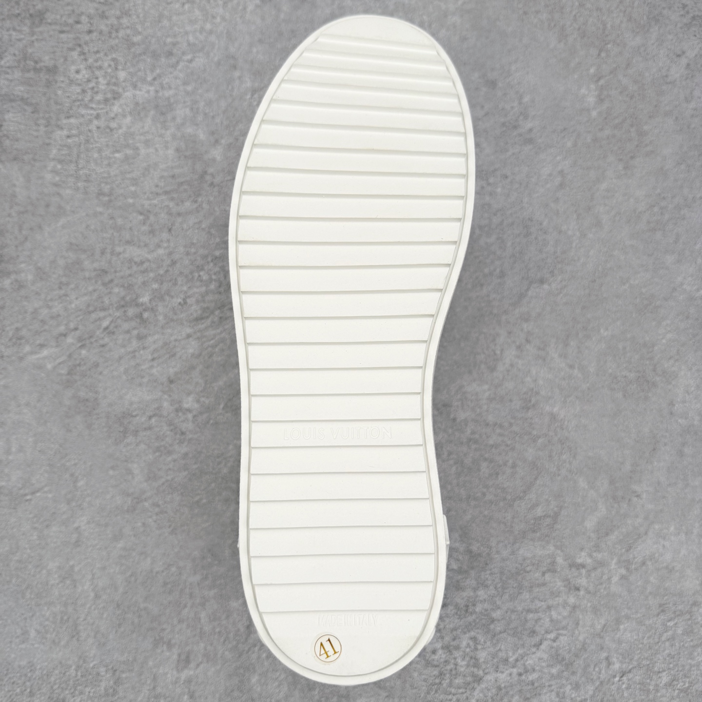 图片[9]-＃FS Louis Vuitton 路易威登 lv Time Out 低帮时尚运动板鞋 为舒软小牛皮革压印金属质感 Monogram 图案 再令 Louis 和vuitton 装饰点缀鞋带 与卢勒克斯金属线共同 释放莹泽光芒 搭配后部 Monogram帆布饰边和加厚胎面橡胶外底 鞋面胎牛皮和进口PVC制裁而成 高密度进口电脑车线工艺、经典LOGO跟PVC完美结合 原版大底开模 内里采用进口羊皮 超软皮内里+鞋垫 最新LV/路易威登 杨幂 关晓彤 官方等多明星网红同款 快手抖音等多平台热推 尺码：35 36 37 38 39 40 41 42 43 44-选品中心