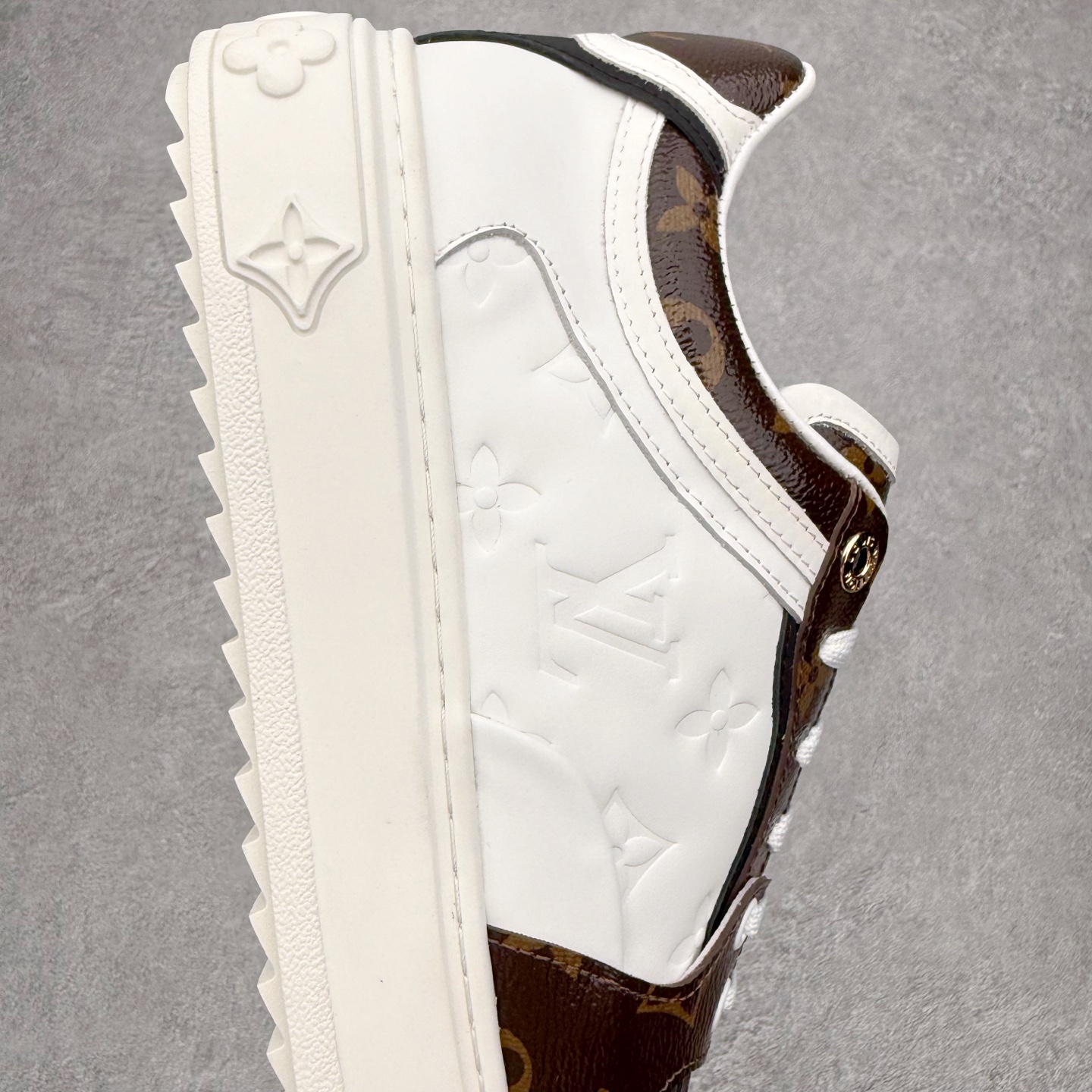 图片[6]-＃FS Louis Vuitton 路易威登 lv Time Out 低帮时尚运动板鞋 为舒软小牛皮革压印金属质感 Monogram 图案 再令 Louis 和vuitton 装饰点缀鞋带 与卢勒克斯金属线共同 释放莹泽光芒 搭配后部 Monogram帆布饰边和加厚胎面橡胶外底 鞋面胎牛皮和进口PVC制裁而成 高密度进口电脑车线工艺、经典LOGO跟PVC完美结合 原版大底开模 内里采用进口羊皮 超软皮内里+鞋垫 最新LV/路易威登 杨幂 关晓彤 官方等多明星网红同款 快手抖音等多平台热推 尺码：35 36 37 38 39 40 41 42 43 44-选品中心