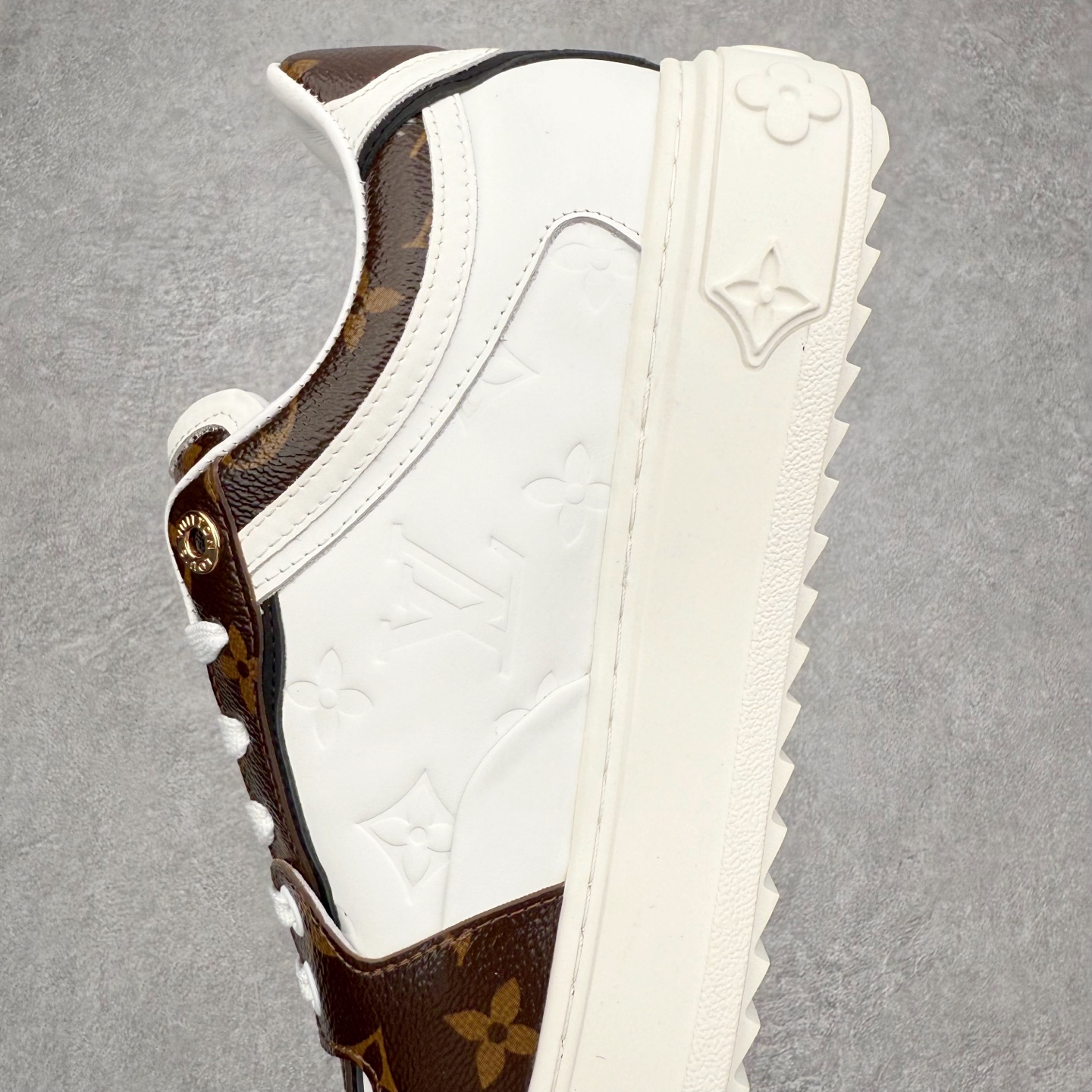 图片[7]-＃FS Louis Vuitton 路易威登 lv Time Out 低帮时尚运动板鞋 为舒软小牛皮革压印金属质感 Monogram 图案 再令 Louis 和vuitton 装饰点缀鞋带 与卢勒克斯金属线共同 释放莹泽光芒 搭配后部 Monogram帆布饰边和加厚胎面橡胶外底 鞋面胎牛皮和进口PVC制裁而成 高密度进口电脑车线工艺、经典LOGO跟PVC完美结合 原版大底开模 内里采用进口羊皮 超软皮内里+鞋垫 最新LV/路易威登 杨幂 关晓彤 官方等多明星网红同款 快手抖音等多平台热推 尺码：35 36 37 38 39 40 41 42 43 44-选品中心