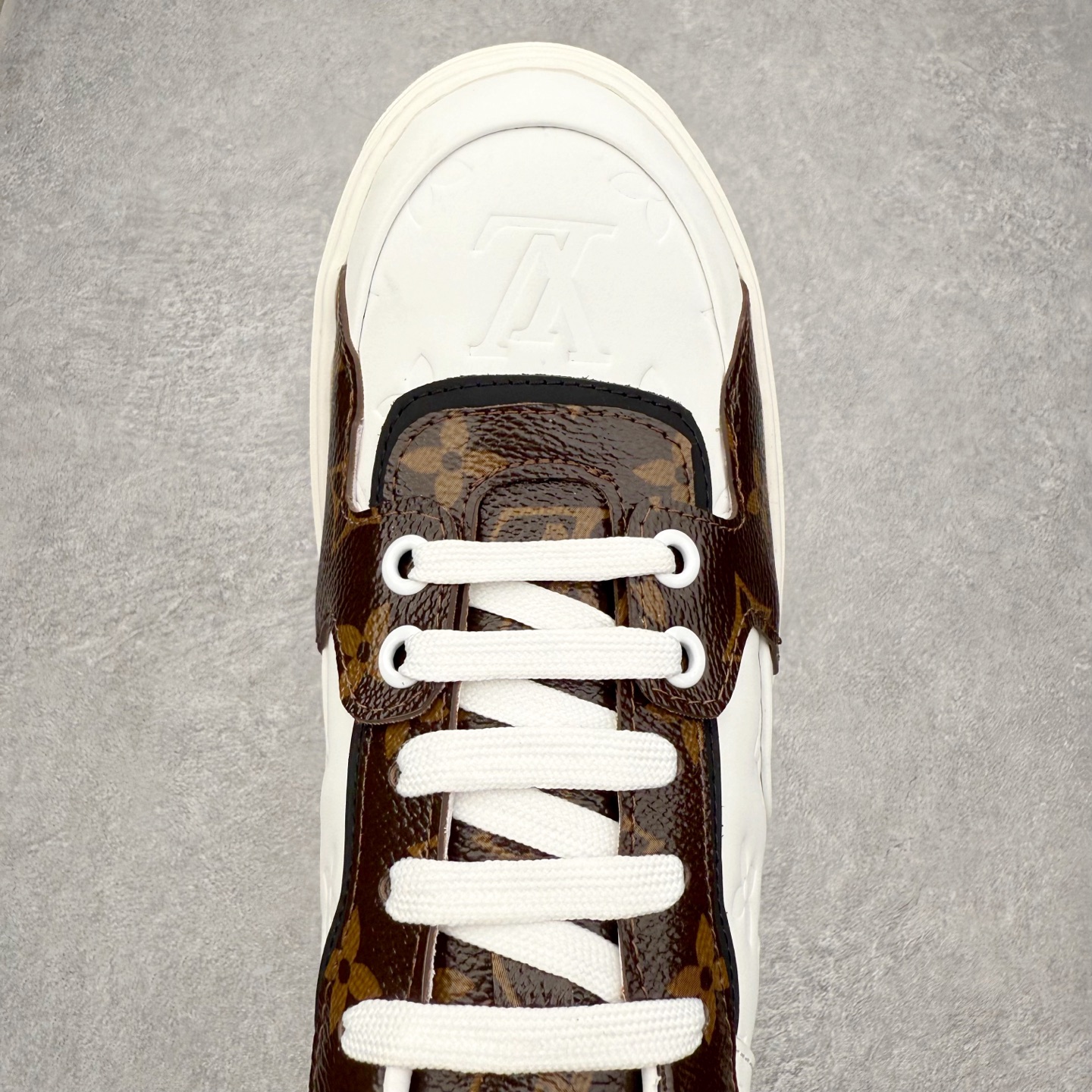 图片[4]-＃FS Louis Vuitton 路易威登 lv Time Out 低帮时尚运动板鞋 为舒软小牛皮革压印金属质感 Monogram 图案 再令 Louis 和vuitton 装饰点缀鞋带 与卢勒克斯金属线共同 释放莹泽光芒 搭配后部 Monogram帆布饰边和加厚胎面橡胶外底 鞋面胎牛皮和进口PVC制裁而成 高密度进口电脑车线工艺、经典LOGO跟PVC完美结合 原版大底开模 内里采用进口羊皮 超软皮内里+鞋垫 最新LV/路易威登 杨幂 关晓彤 官方等多明星网红同款 快手抖音等多平台热推 尺码：35 36 37 38 39 40 41 42 43 44-选品中心