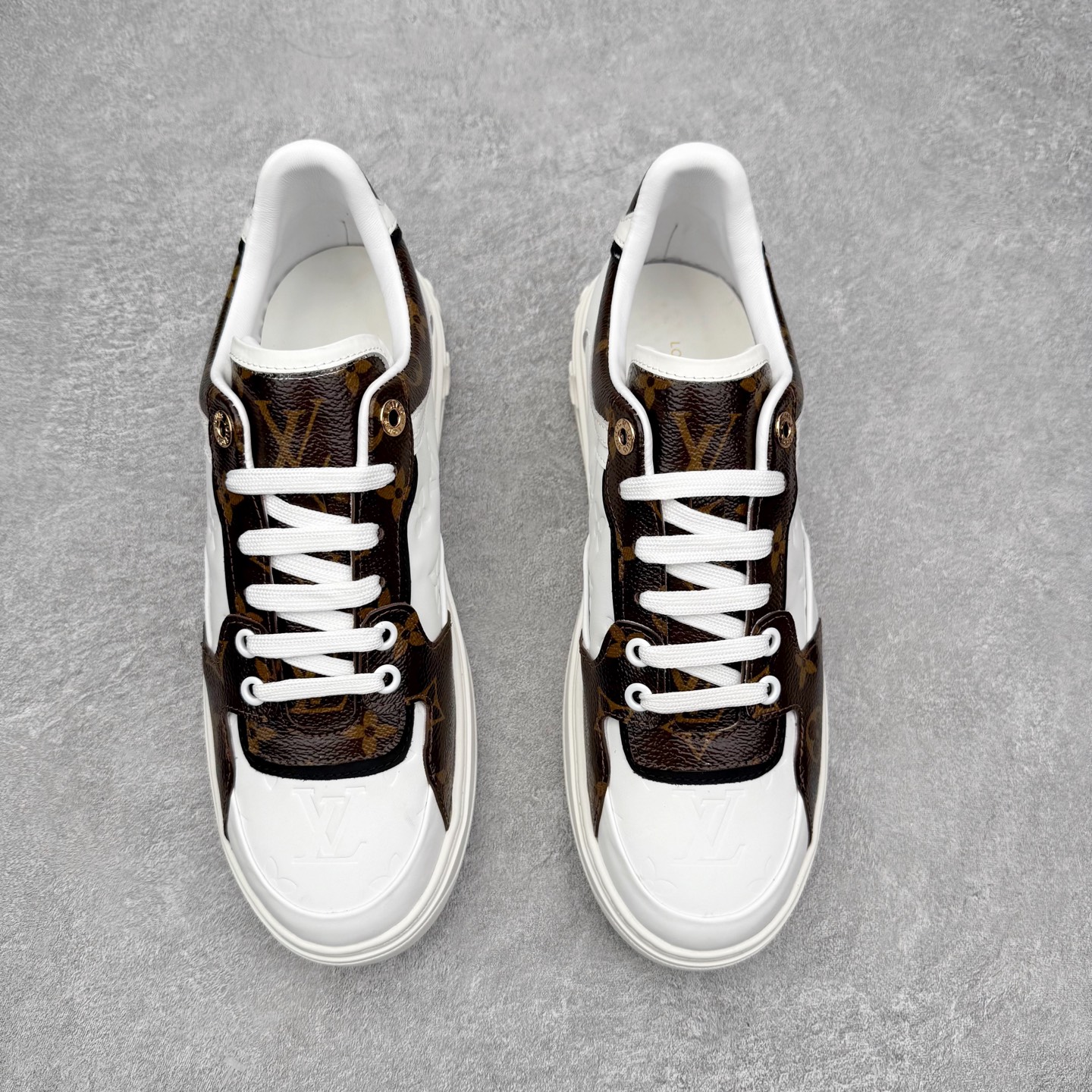 图片[2]-＃FS Louis Vuitton 路易威登 lv Time Out 低帮时尚运动板鞋 为舒软小牛皮革压印金属质感 Monogram 图案 再令 Louis 和vuitton 装饰点缀鞋带 与卢勒克斯金属线共同 释放莹泽光芒 搭配后部 Monogram帆布饰边和加厚胎面橡胶外底 鞋面胎牛皮和进口PVC制裁而成 高密度进口电脑车线工艺、经典LOGO跟PVC完美结合 原版大底开模 内里采用进口羊皮 超软皮内里+鞋垫 最新LV/路易威登 杨幂 关晓彤 官方等多明星网红同款 快手抖音等多平台热推 尺码：35 36 37 38 39 40 41 42 43 44-选品中心