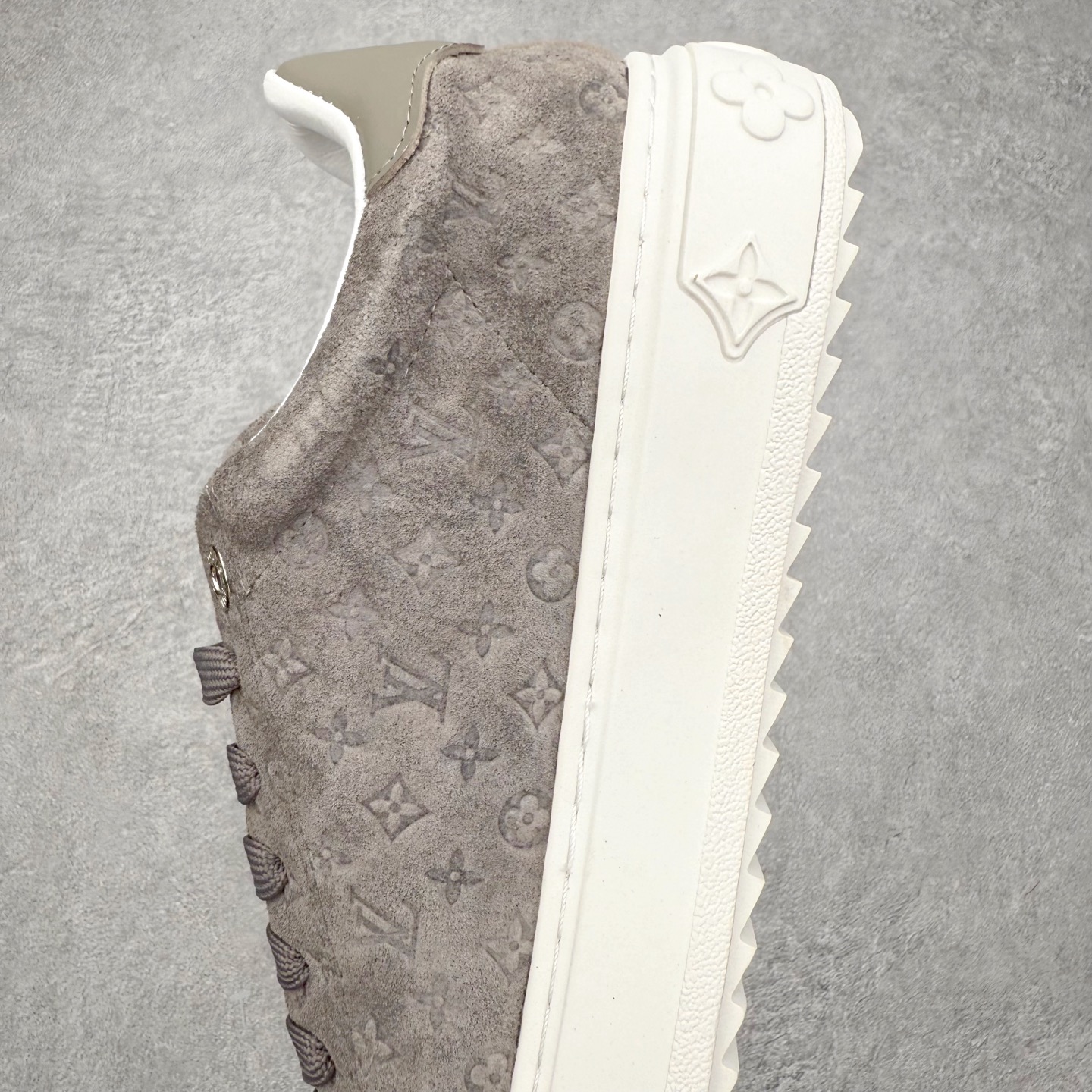 图片[7]-＃FS Louis Vuitton 路易威登 lv Time Out 低帮时尚运动板鞋 为舒软小牛皮革压印金属质感 Monogram 图案 再令 Louis 和vuitton 装饰点缀鞋带 与卢勒克斯金属线共同 释放莹泽光芒 搭配后部 Monogram帆布饰边和加厚胎面橡胶外底 鞋面胎牛皮和进口PVC制裁而成 高密度进口电脑车线工艺、经典LOGO跟PVC完美结合 原版大底开模 内里采用进口羊皮 超软皮内里+鞋垫 最新LV/路易威登 杨幂 关晓彤 官方等多明星网红同款 快手抖音等多平台热推 尺码：35 36 37 38 39 40 41 42 43 44-选品中心