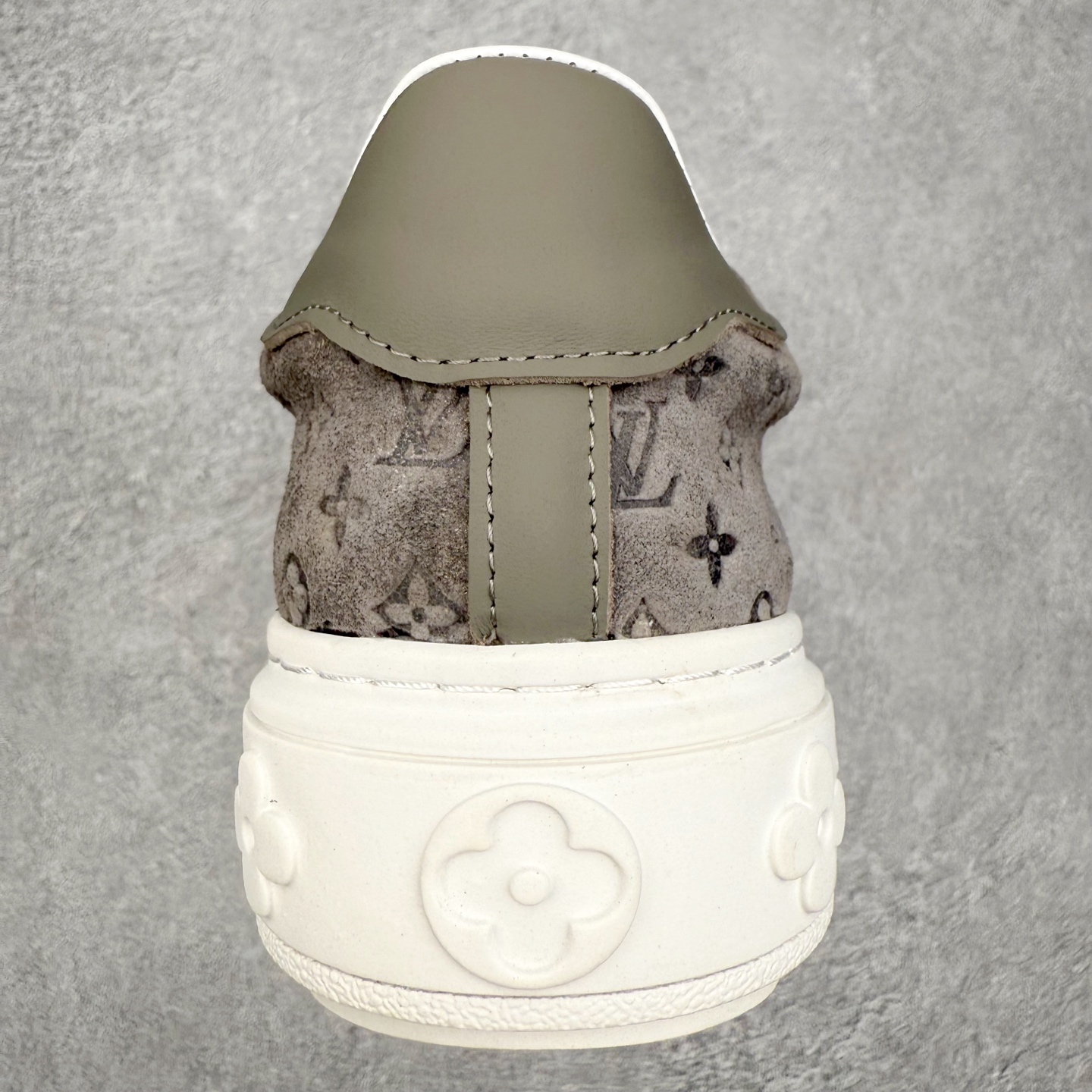 图片[8]-＃FS Louis Vuitton 路易威登 lv Time Out 低帮时尚运动板鞋 为舒软小牛皮革压印金属质感 Monogram 图案 再令 Louis 和vuitton 装饰点缀鞋带 与卢勒克斯金属线共同 释放莹泽光芒 搭配后部 Monogram帆布饰边和加厚胎面橡胶外底 鞋面胎牛皮和进口PVC制裁而成 高密度进口电脑车线工艺、经典LOGO跟PVC完美结合 原版大底开模 内里采用进口羊皮 超软皮内里+鞋垫 最新LV/路易威登 杨幂 关晓彤 官方等多明星网红同款 快手抖音等多平台热推 尺码：35 36 37 38 39 40 41 42 43 44-选品中心