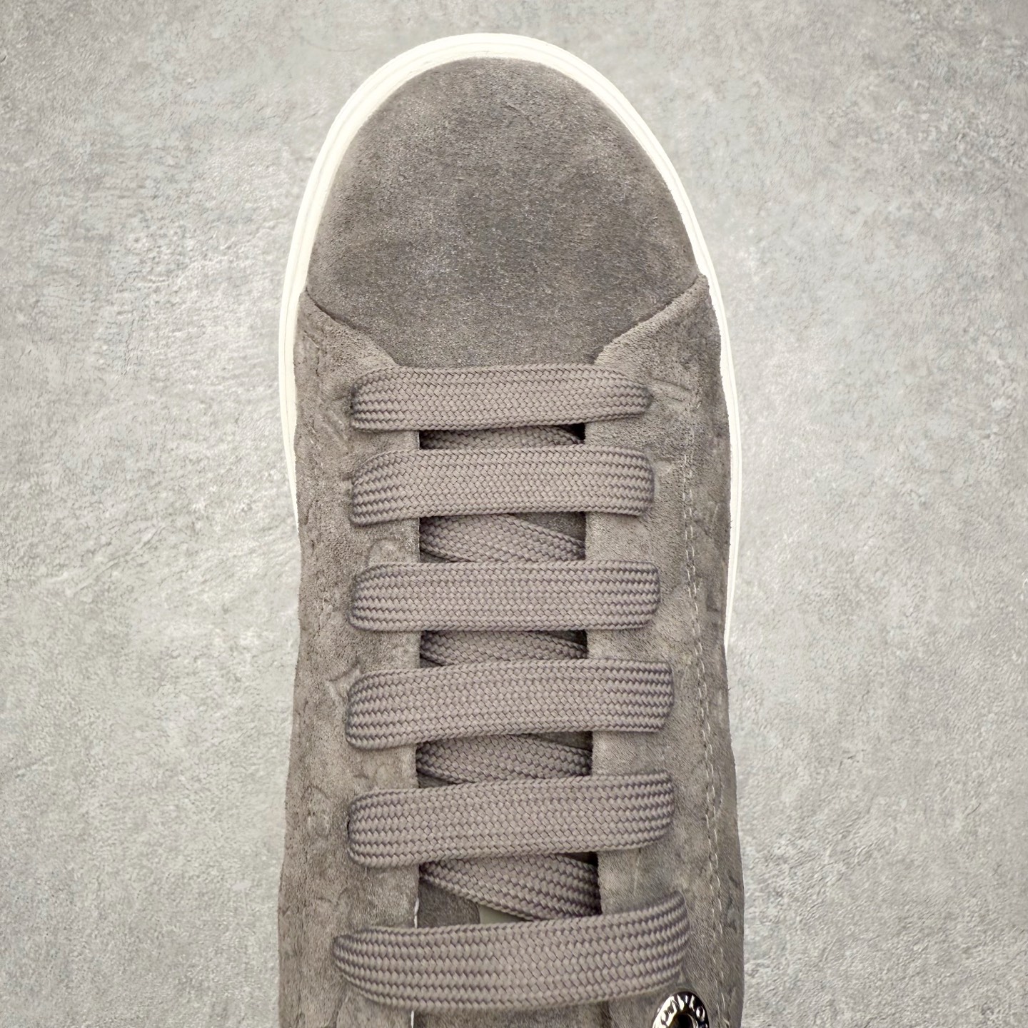 图片[4]-＃FS Louis Vuitton 路易威登 lv Time Out 低帮时尚运动板鞋 为舒软小牛皮革压印金属质感 Monogram 图案 再令 Louis 和vuitton 装饰点缀鞋带 与卢勒克斯金属线共同 释放莹泽光芒 搭配后部 Monogram帆布饰边和加厚胎面橡胶外底 鞋面胎牛皮和进口PVC制裁而成 高密度进口电脑车线工艺、经典LOGO跟PVC完美结合 原版大底开模 内里采用进口羊皮 超软皮内里+鞋垫 最新LV/路易威登 杨幂 关晓彤 官方等多明星网红同款 快手抖音等多平台热推 尺码：35 36 37 38 39 40 41 42 43 44-选品中心