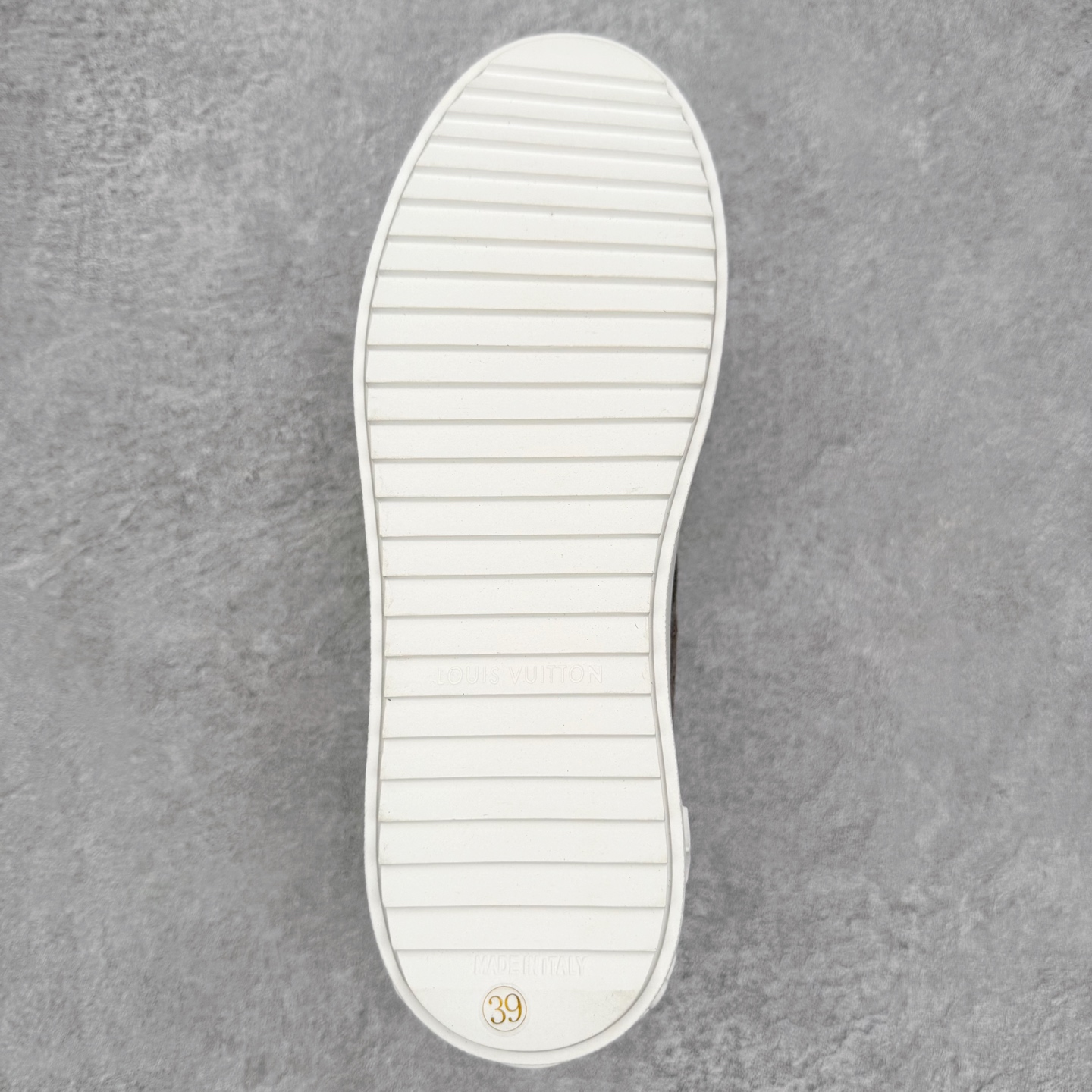 图片[9]-＃FS Louis Vuitton 路易威登 lv Time Out 低帮时尚运动板鞋 为舒软小牛皮革压印金属质感 Monogram 图案 再令 Louis 和vuitton 装饰点缀鞋带 与卢勒克斯金属线共同 释放莹泽光芒 搭配后部 Monogram帆布饰边和加厚胎面橡胶外底 鞋面胎牛皮和进口PVC制裁而成 高密度进口电脑车线工艺、经典LOGO跟PVC完美结合 原版大底开模 内里采用进口羊皮 超软皮内里+鞋垫 最新LV/路易威登 杨幂 关晓彤 官方等多明星网红同款 快手抖音等多平台热推 尺码：35 36 37 38 39 40 41 42 43 44-选品中心