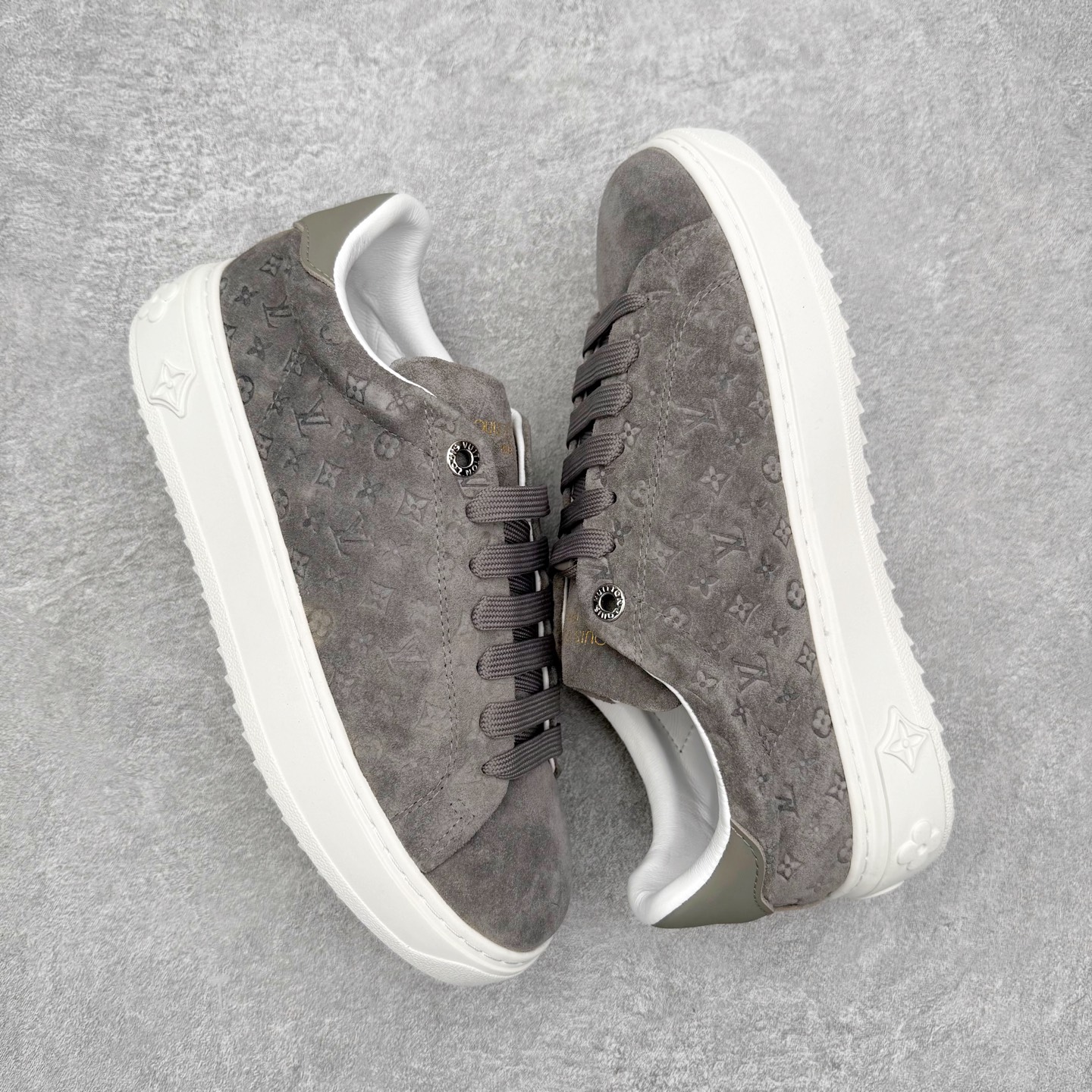 图片[3]-＃FS Louis Vuitton 路易威登 lv Time Out 低帮时尚运动板鞋 为舒软小牛皮革压印金属质感 Monogram 图案 再令 Louis 和vuitton 装饰点缀鞋带 与卢勒克斯金属线共同 释放莹泽光芒 搭配后部 Monogram帆布饰边和加厚胎面橡胶外底 鞋面胎牛皮和进口PVC制裁而成 高密度进口电脑车线工艺、经典LOGO跟PVC完美结合 原版大底开模 内里采用进口羊皮 超软皮内里+鞋垫 最新LV/路易威登 杨幂 关晓彤 官方等多明星网红同款 快手抖音等多平台热推 尺码：35 36 37 38 39 40 41 42 43 44-选品中心