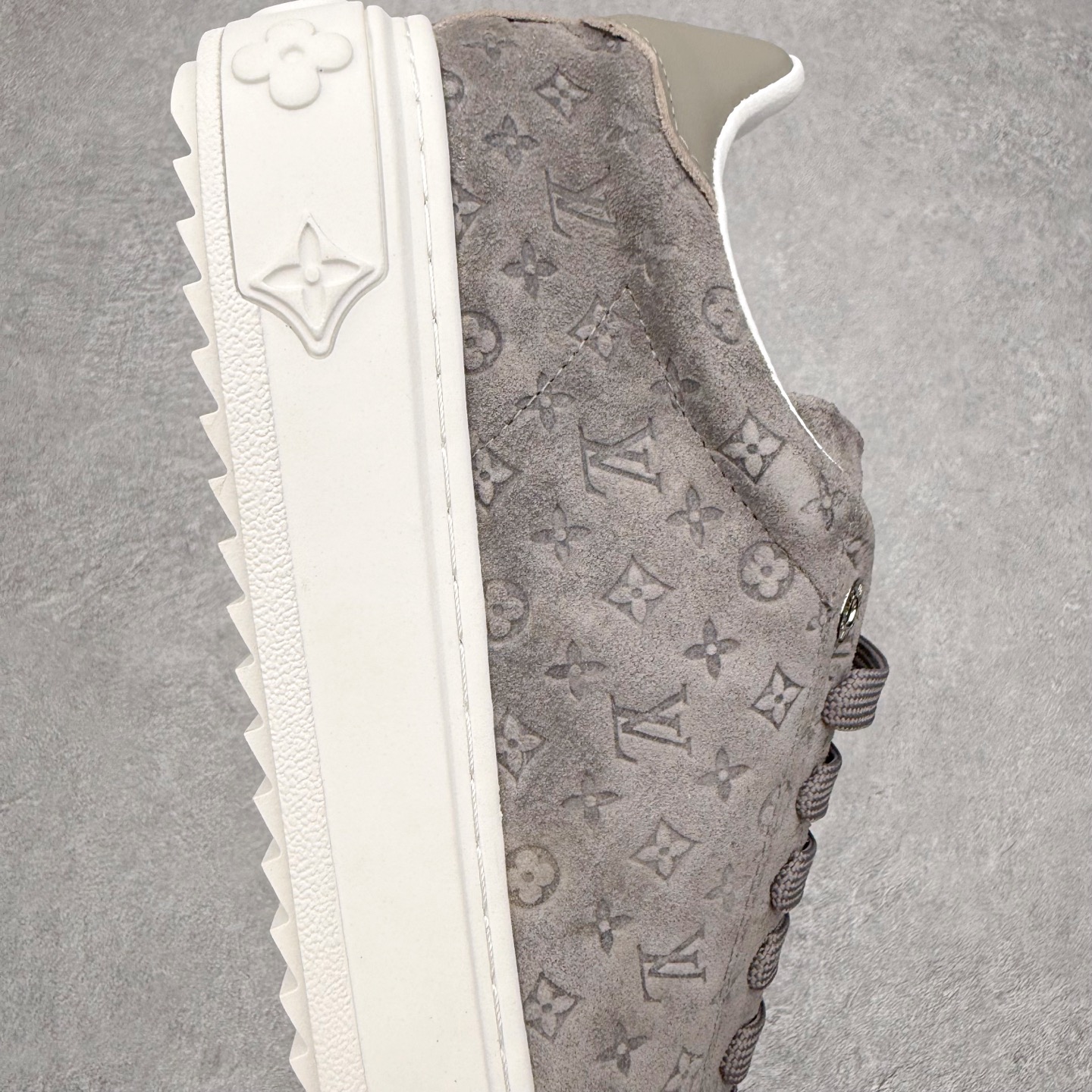 图片[6]-＃FS Louis Vuitton 路易威登 lv Time Out 低帮时尚运动板鞋 为舒软小牛皮革压印金属质感 Monogram 图案 再令 Louis 和vuitton 装饰点缀鞋带 与卢勒克斯金属线共同 释放莹泽光芒 搭配后部 Monogram帆布饰边和加厚胎面橡胶外底 鞋面胎牛皮和进口PVC制裁而成 高密度进口电脑车线工艺、经典LOGO跟PVC完美结合 原版大底开模 内里采用进口羊皮 超软皮内里+鞋垫 最新LV/路易威登 杨幂 关晓彤 官方等多明星网红同款 快手抖音等多平台热推 尺码：35 36 37 38 39 40 41 42 43 44-选品中心