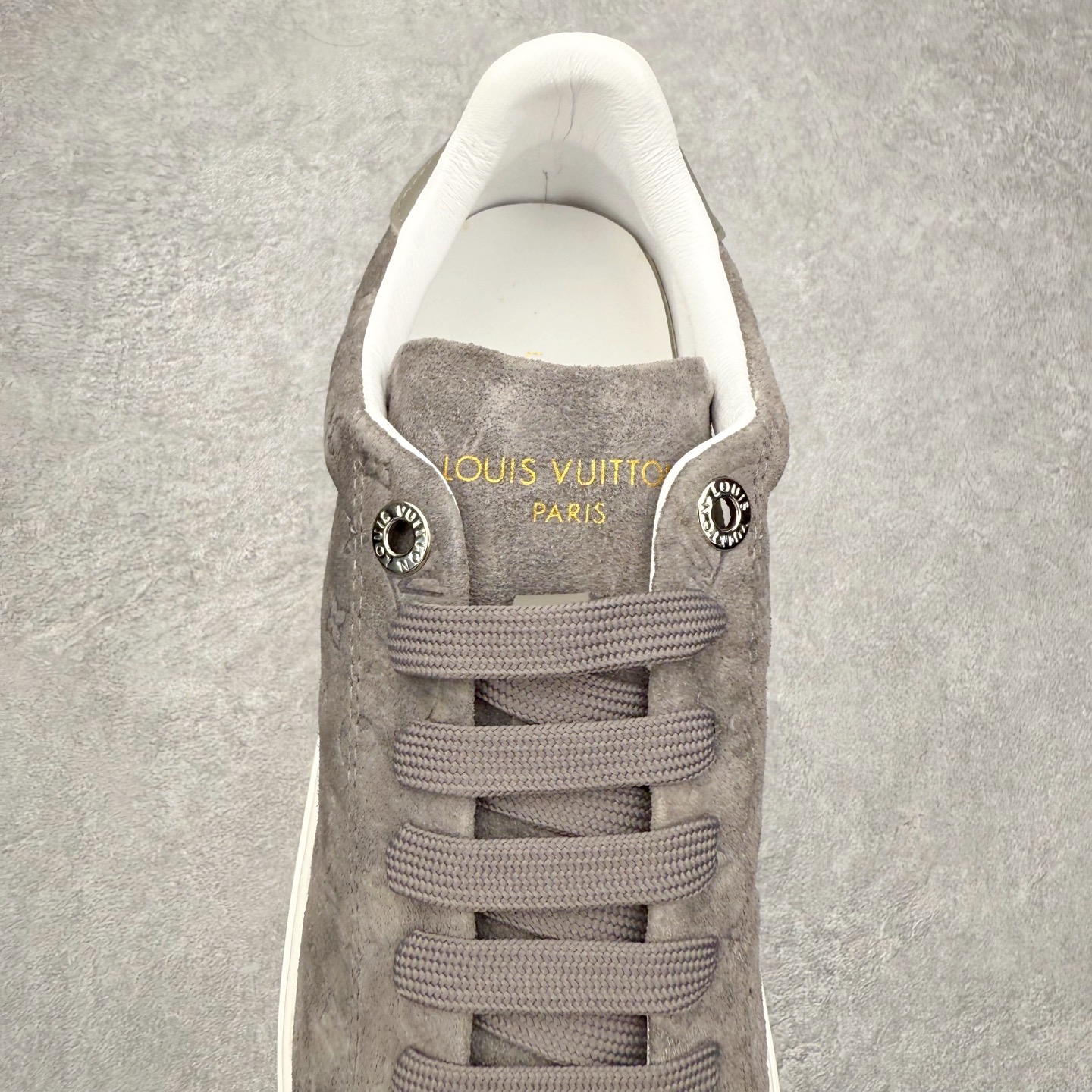 图片[5]-＃FS Louis Vuitton 路易威登 lv Time Out 低帮时尚运动板鞋 为舒软小牛皮革压印金属质感 Monogram 图案 再令 Louis 和vuitton 装饰点缀鞋带 与卢勒克斯金属线共同 释放莹泽光芒 搭配后部 Monogram帆布饰边和加厚胎面橡胶外底 鞋面胎牛皮和进口PVC制裁而成 高密度进口电脑车线工艺、经典LOGO跟PVC完美结合 原版大底开模 内里采用进口羊皮 超软皮内里+鞋垫 最新LV/路易威登 杨幂 关晓彤 官方等多明星网红同款 快手抖音等多平台热推 尺码：35 36 37 38 39 40 41 42 43 44-选品中心