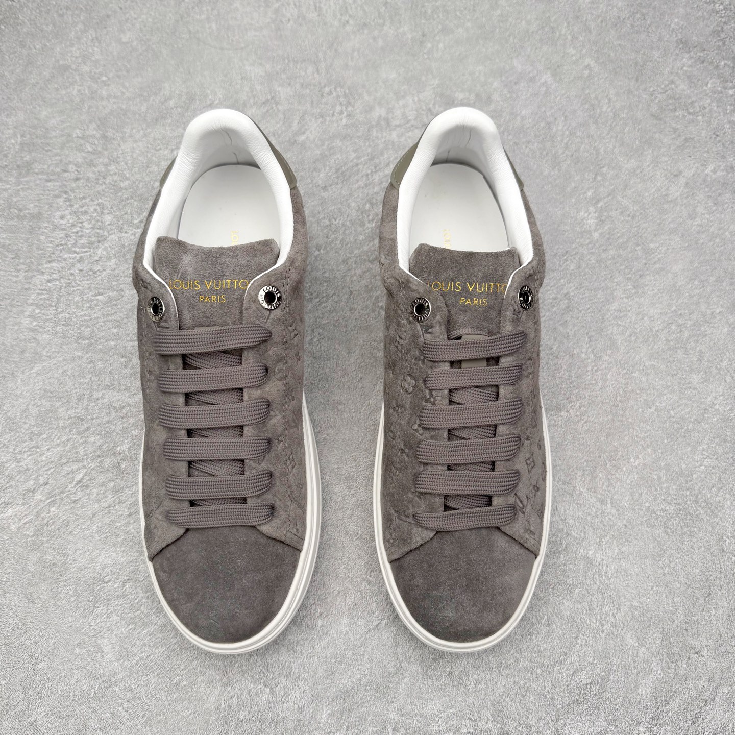图片[2]-＃FS Louis Vuitton 路易威登 lv Time Out 低帮时尚运动板鞋 为舒软小牛皮革压印金属质感 Monogram 图案 再令 Louis 和vuitton 装饰点缀鞋带 与卢勒克斯金属线共同 释放莹泽光芒 搭配后部 Monogram帆布饰边和加厚胎面橡胶外底 鞋面胎牛皮和进口PVC制裁而成 高密度进口电脑车线工艺、经典LOGO跟PVC完美结合 原版大底开模 内里采用进口羊皮 超软皮内里+鞋垫 最新LV/路易威登 杨幂 关晓彤 官方等多明星网红同款 快手抖音等多平台热推 尺码：35 36 37 38 39 40 41 42 43 44-选品中心