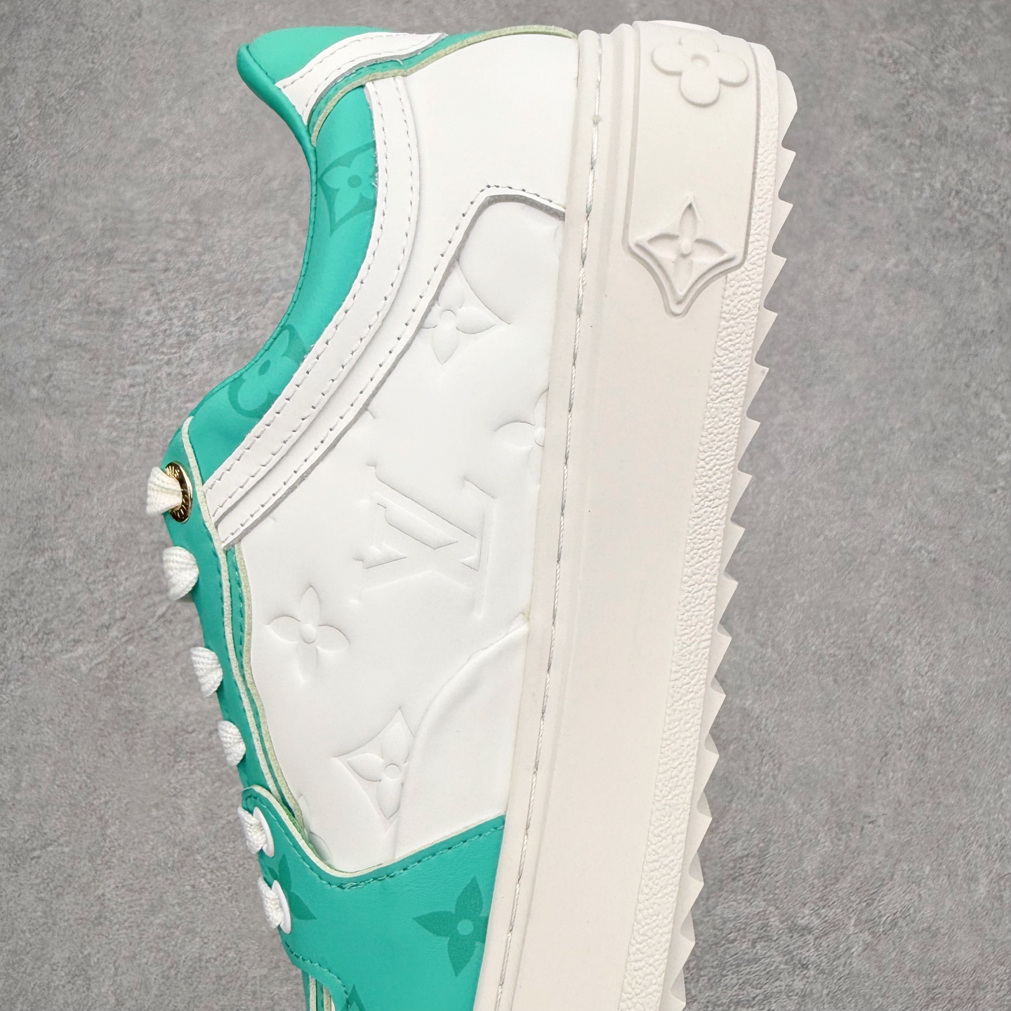 图片[7]-＃FS Louis Vuitton 路易威登 lv Time Out 低帮时尚运动板鞋 为舒软小牛皮革压印金属质感 Monogram 图案 再令 Louis 和vuitton 装饰点缀鞋带 与卢勒克斯金属线共同 释放莹泽光芒 搭配后部 Monogram帆布饰边和加厚胎面橡胶外底 鞋面胎牛皮和进口PVC制裁而成 高密度进口电脑车线工艺、经典LOGO跟PVC完美结合 原版大底开模 内里采用进口羊皮 超软皮内里+鞋垫 最新LV/路易威登 杨幂 关晓彤 官方等多明星网红同款 快手抖音等多平台热推 尺码：35 36 37 38 39 40 41 42 43 44-选品中心