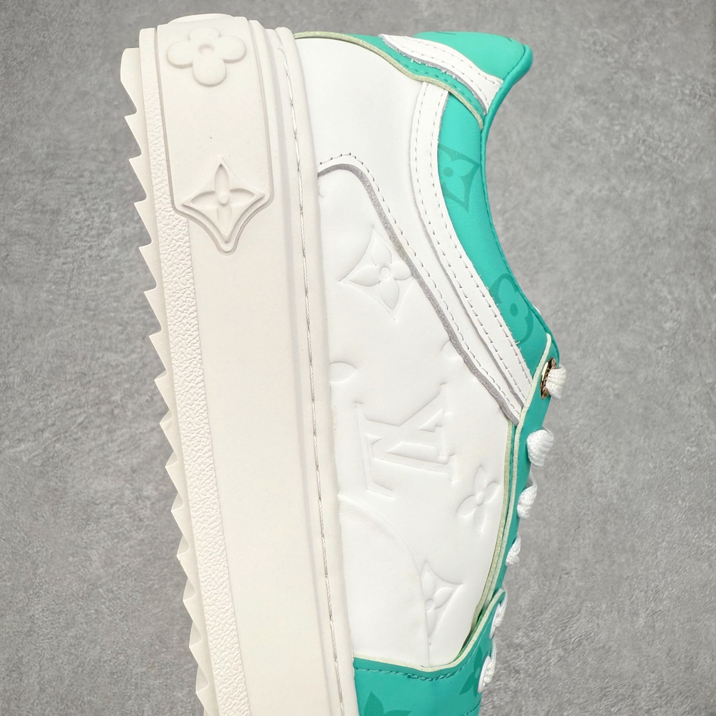 图片[6]-＃FS Louis Vuitton 路易威登 lv Time Out 低帮时尚运动板鞋 为舒软小牛皮革压印金属质感 Monogram 图案 再令 Louis 和vuitton 装饰点缀鞋带 与卢勒克斯金属线共同 释放莹泽光芒 搭配后部 Monogram帆布饰边和加厚胎面橡胶外底 鞋面胎牛皮和进口PVC制裁而成 高密度进口电脑车线工艺、经典LOGO跟PVC完美结合 原版大底开模 内里采用进口羊皮 超软皮内里+鞋垫 最新LV/路易威登 杨幂 关晓彤 官方等多明星网红同款 快手抖音等多平台热推 尺码：35 36 37 38 39 40 41 42 43 44-选品中心