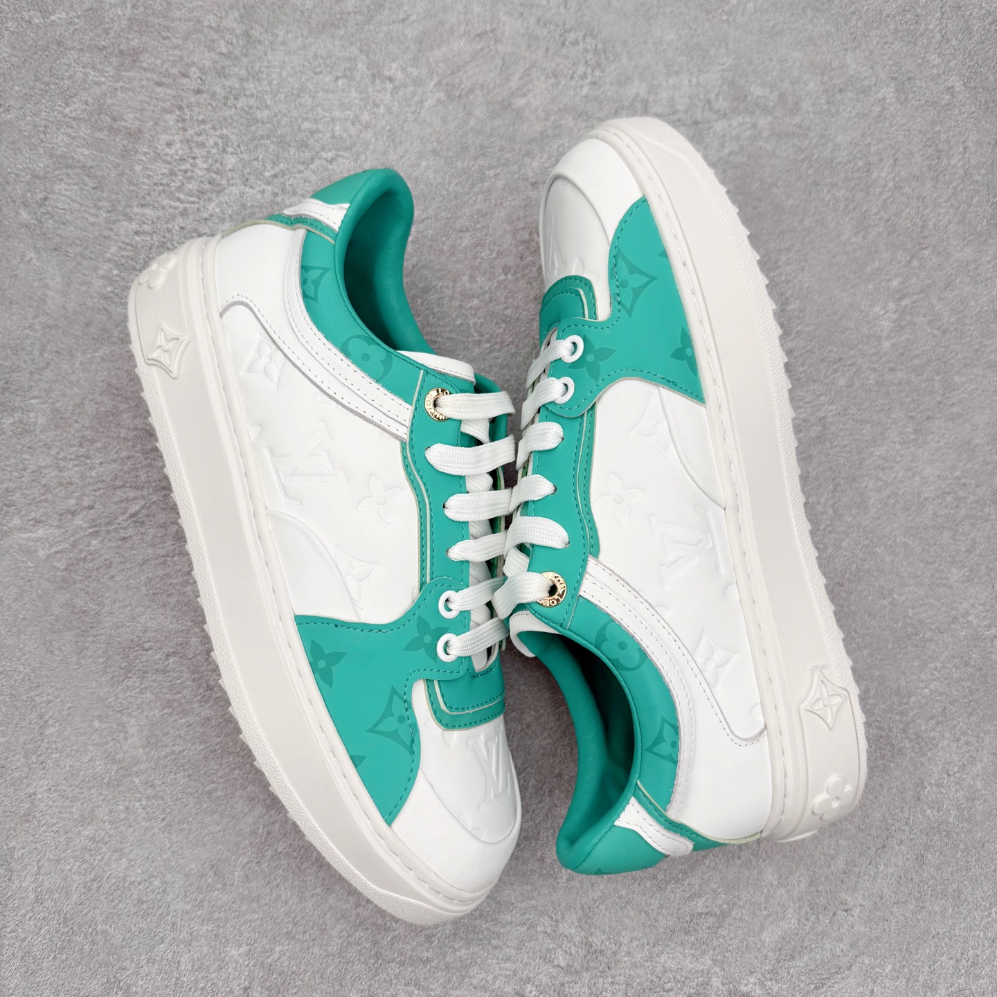 图片[3]-＃FS Louis Vuitton 路易威登 lv Time Out 低帮时尚运动板鞋 为舒软小牛皮革压印金属质感 Monogram 图案 再令 Louis 和vuitton 装饰点缀鞋带 与卢勒克斯金属线共同 释放莹泽光芒 搭配后部 Monogram帆布饰边和加厚胎面橡胶外底 鞋面胎牛皮和进口PVC制裁而成 高密度进口电脑车线工艺、经典LOGO跟PVC完美结合 原版大底开模 内里采用进口羊皮 超软皮内里+鞋垫 最新LV/路易威登 杨幂 关晓彤 官方等多明星网红同款 快手抖音等多平台热推 尺码：35 36 37 38 39 40 41 42 43 44-选品中心