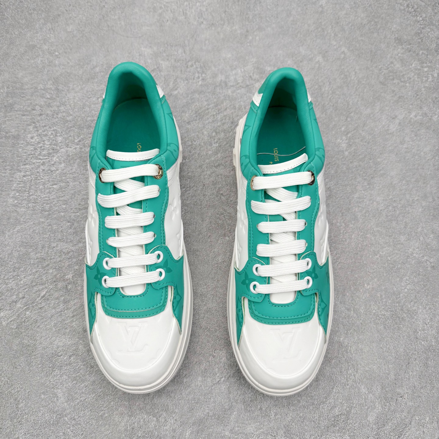 图片[2]-＃FS Louis Vuitton 路易威登 lv Time Out 低帮时尚运动板鞋 为舒软小牛皮革压印金属质感 Monogram 图案 再令 Louis 和vuitton 装饰点缀鞋带 与卢勒克斯金属线共同 释放莹泽光芒 搭配后部 Monogram帆布饰边和加厚胎面橡胶外底 鞋面胎牛皮和进口PVC制裁而成 高密度进口电脑车线工艺、经典LOGO跟PVC完美结合 原版大底开模 内里采用进口羊皮 超软皮内里+鞋垫 最新LV/路易威登 杨幂 关晓彤 官方等多明星网红同款 快手抖音等多平台热推 尺码：35 36 37 38 39 40 41 42 43 44-选品中心