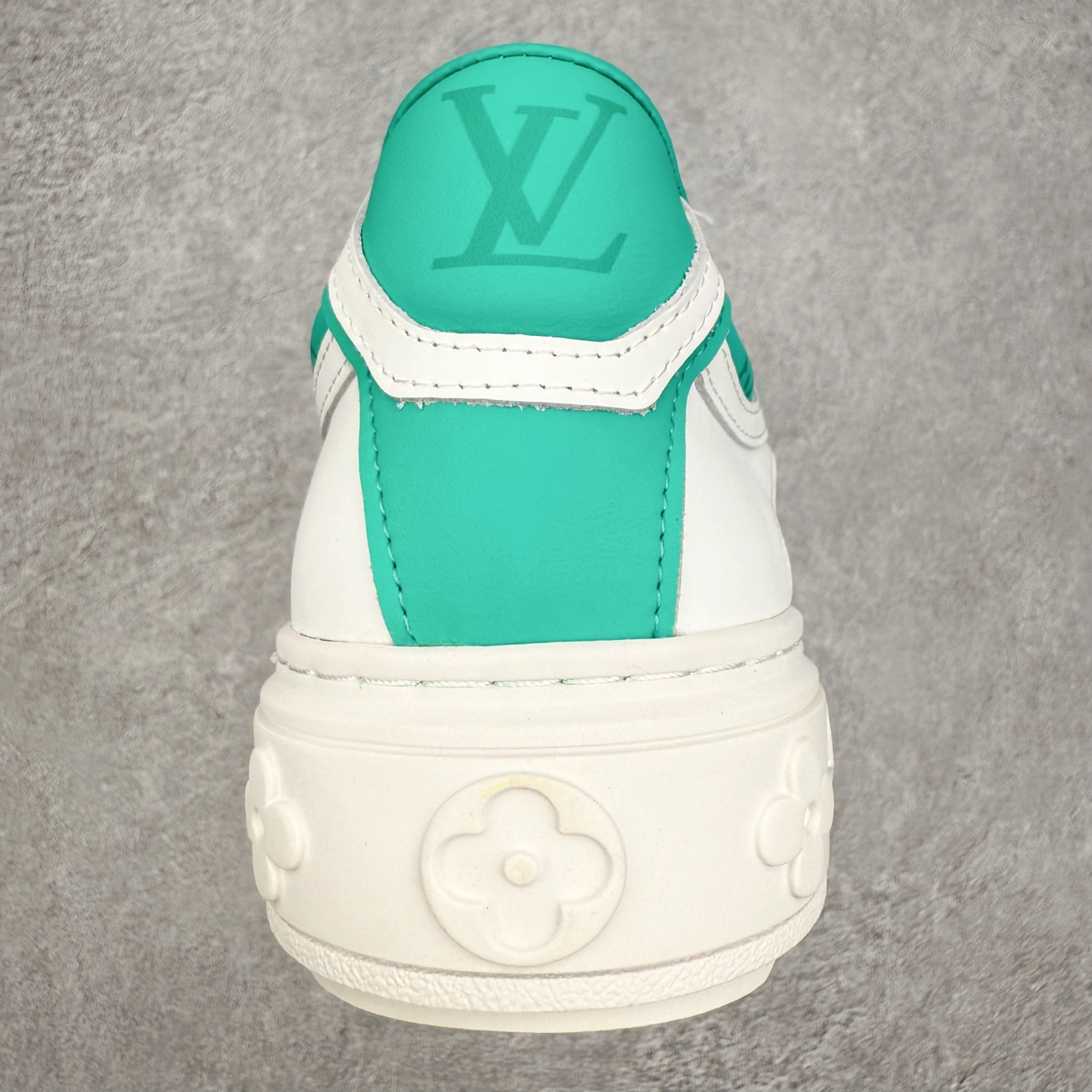 图片[8]-＃FS Louis Vuitton 路易威登 lv Time Out 低帮时尚运动板鞋 为舒软小牛皮革压印金属质感 Monogram 图案 再令 Louis 和vuitton 装饰点缀鞋带 与卢勒克斯金属线共同 释放莹泽光芒 搭配后部 Monogram帆布饰边和加厚胎面橡胶外底 鞋面胎牛皮和进口PVC制裁而成 高密度进口电脑车线工艺、经典LOGO跟PVC完美结合 原版大底开模 内里采用进口羊皮 超软皮内里+鞋垫 最新LV/路易威登 杨幂 关晓彤 官方等多明星网红同款 快手抖音等多平台热推 尺码：35 36 37 38 39 40 41 42 43 44-选品中心