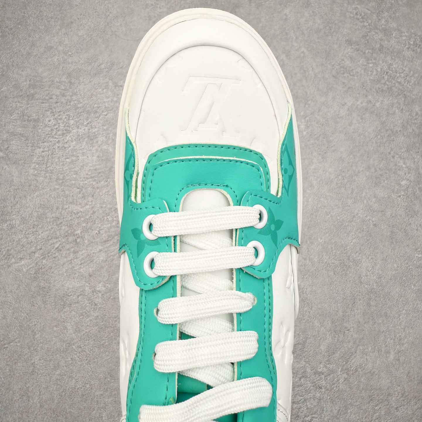 图片[4]-＃FS Louis Vuitton 路易威登 lv Time Out 低帮时尚运动板鞋 为舒软小牛皮革压印金属质感 Monogram 图案 再令 Louis 和vuitton 装饰点缀鞋带 与卢勒克斯金属线共同 释放莹泽光芒 搭配后部 Monogram帆布饰边和加厚胎面橡胶外底 鞋面胎牛皮和进口PVC制裁而成 高密度进口电脑车线工艺、经典LOGO跟PVC完美结合 原版大底开模 内里采用进口羊皮 超软皮内里+鞋垫 最新LV/路易威登 杨幂 关晓彤 官方等多明星网红同款 快手抖音等多平台热推 尺码：35 36 37 38 39 40 41 42 43 44-选品中心