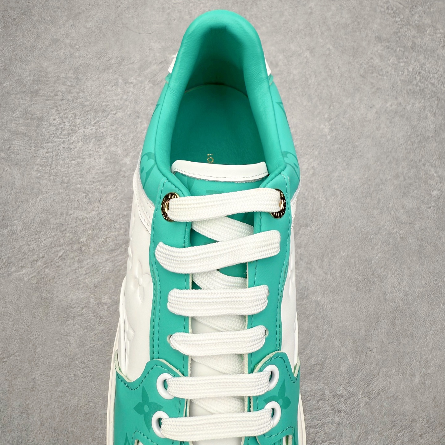 图片[5]-＃FS Louis Vuitton 路易威登 lv Time Out 低帮时尚运动板鞋 为舒软小牛皮革压印金属质感 Monogram 图案 再令 Louis 和vuitton 装饰点缀鞋带 与卢勒克斯金属线共同 释放莹泽光芒 搭配后部 Monogram帆布饰边和加厚胎面橡胶外底 鞋面胎牛皮和进口PVC制裁而成 高密度进口电脑车线工艺、经典LOGO跟PVC完美结合 原版大底开模 内里采用进口羊皮 超软皮内里+鞋垫 最新LV/路易威登 杨幂 关晓彤 官方等多明星网红同款 快手抖音等多平台热推 尺码：35 36 37 38 39 40 41 42 43 44-选品中心