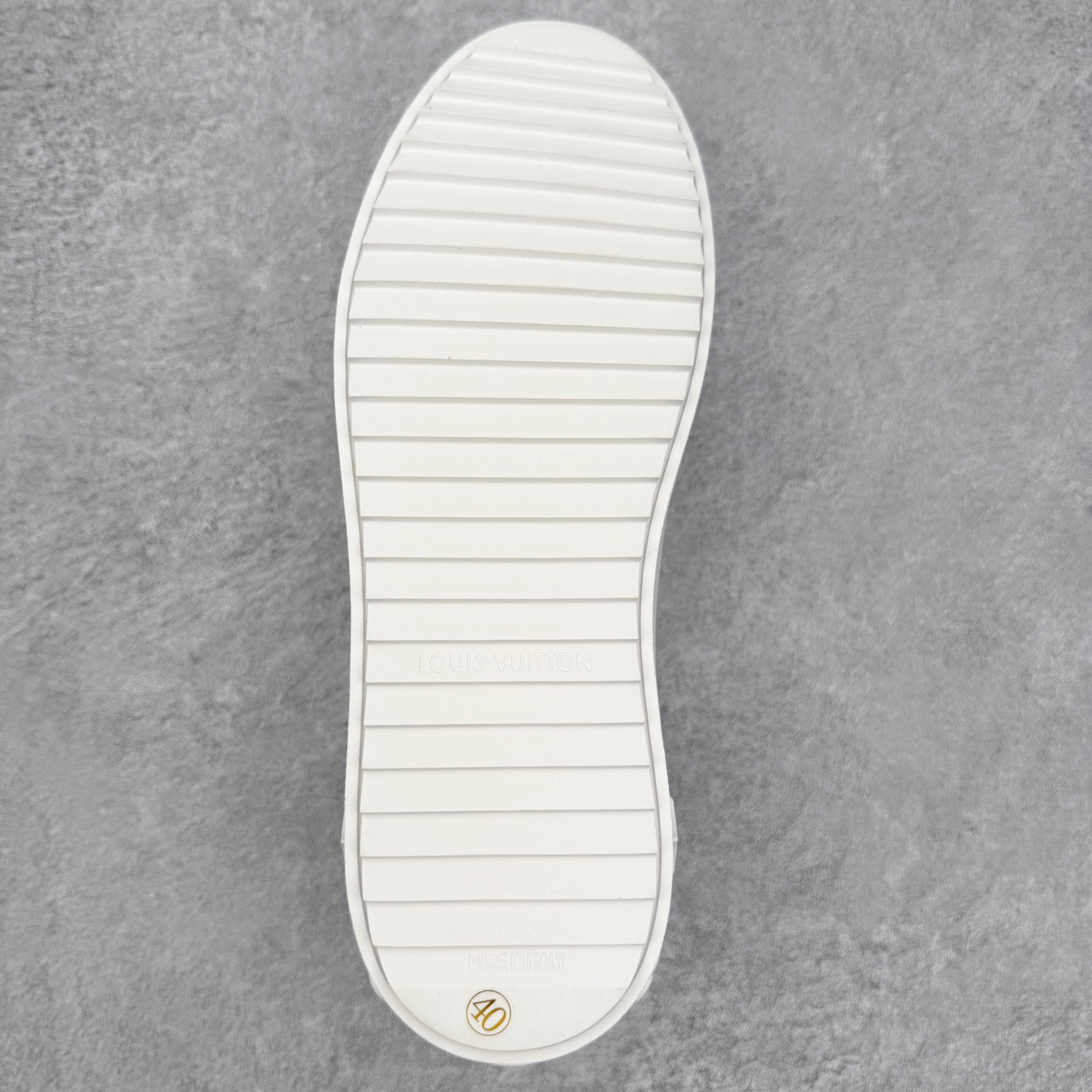 图片[9]-＃FS Louis Vuitton 路易威登 lv Time Out 低帮时尚运动板鞋 为舒软小牛皮革压印金属质感 Monogram 图案 再令 Louis 和vuitton 装饰点缀鞋带 与卢勒克斯金属线共同 释放莹泽光芒 搭配后部 Monogram帆布饰边和加厚胎面橡胶外底 鞋面胎牛皮和进口PVC制裁而成 高密度进口电脑车线工艺、经典LOGO跟PVC完美结合 原版大底开模 内里采用进口羊皮 超软皮内里+鞋垫 最新LV/路易威登 杨幂 关晓彤 官方等多明星网红同款 快手抖音等多平台热推 尺码：35 36 37 38 39 40 41 42 43 44-选品中心