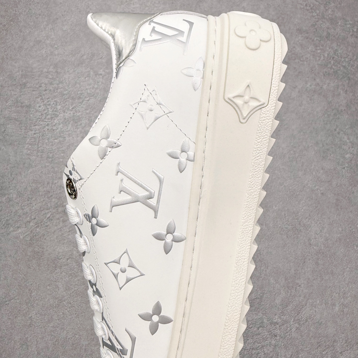 图片[7]-＃FS Louis Vuitton 路易威登 lv Time Out 低帮时尚运动板鞋 为舒软小牛皮革压印金属质感 Monogram 图案 再令 Louis 和vuitton 装饰点缀鞋带 与卢勒克斯金属线共同 释放莹泽光芒 搭配后部 Monogram帆布饰边和加厚胎面橡胶外底 鞋面胎牛皮和进口PVC制裁而成 高密度进口电脑车线工艺、经典LOGO跟PVC完美结合 原版大底开模 内里采用进口羊皮 超软皮内里+鞋垫 最新LV/路易威登 杨幂 关晓彤 官方等多明星网红同款 快手抖音等多平台热推 尺码：35 36 37 38 39 40 41 42 43 44-选品中心