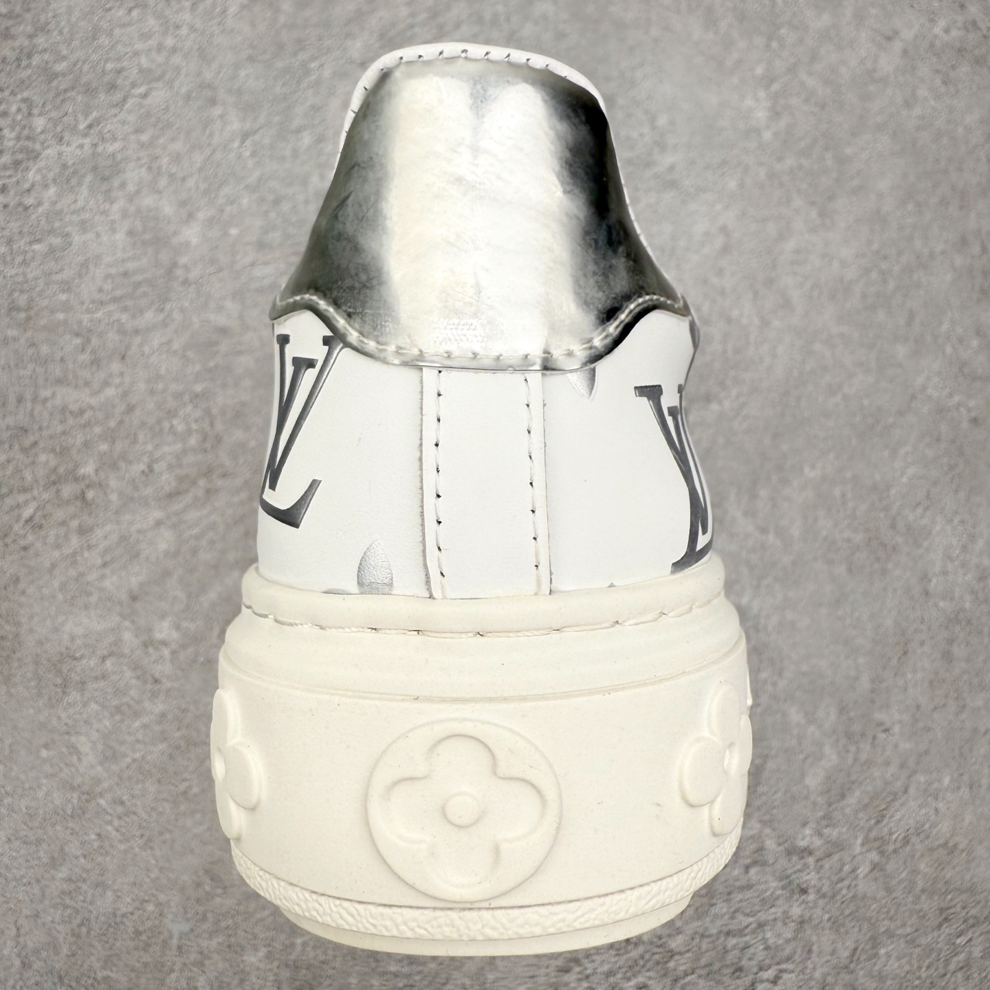 图片[8]-＃FS Louis Vuitton 路易威登 lv Time Out 低帮时尚运动板鞋 为舒软小牛皮革压印金属质感 Monogram 图案 再令 Louis 和vuitton 装饰点缀鞋带 与卢勒克斯金属线共同 释放莹泽光芒 搭配后部 Monogram帆布饰边和加厚胎面橡胶外底 鞋面胎牛皮和进口PVC制裁而成 高密度进口电脑车线工艺、经典LOGO跟PVC完美结合 原版大底开模 内里采用进口羊皮 超软皮内里+鞋垫 最新LV/路易威登 杨幂 关晓彤 官方等多明星网红同款 快手抖音等多平台热推 尺码：35 36 37 38 39 40 41 42 43 44-选品中心