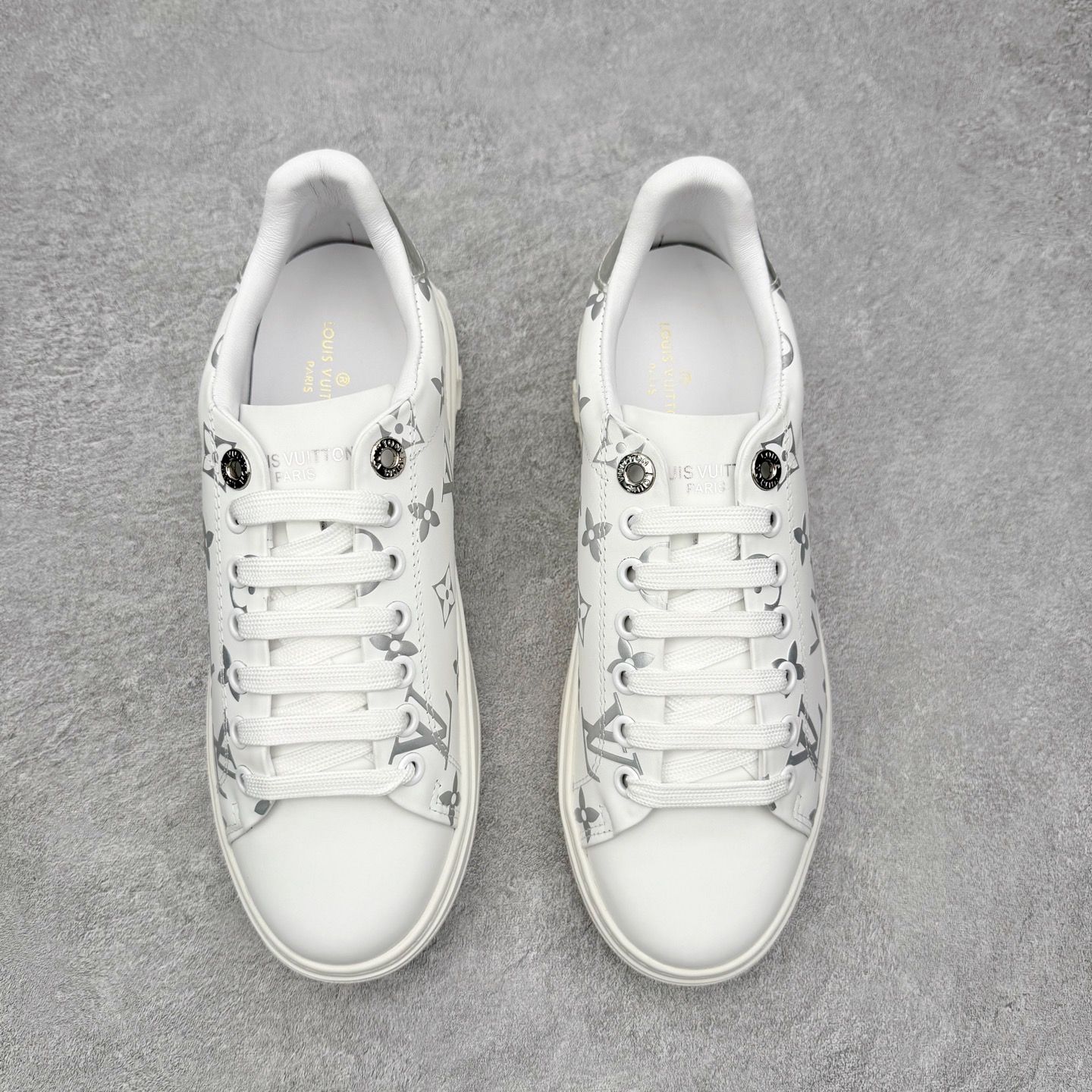 图片[2]-＃FS Louis Vuitton 路易威登 lv Time Out 低帮时尚运动板鞋 为舒软小牛皮革压印金属质感 Monogram 图案 再令 Louis 和vuitton 装饰点缀鞋带 与卢勒克斯金属线共同 释放莹泽光芒 搭配后部 Monogram帆布饰边和加厚胎面橡胶外底 鞋面胎牛皮和进口PVC制裁而成 高密度进口电脑车线工艺、经典LOGO跟PVC完美结合 原版大底开模 内里采用进口羊皮 超软皮内里+鞋垫 最新LV/路易威登 杨幂 关晓彤 官方等多明星网红同款 快手抖音等多平台热推 尺码：35 36 37 38 39 40 41 42 43 44-选品中心