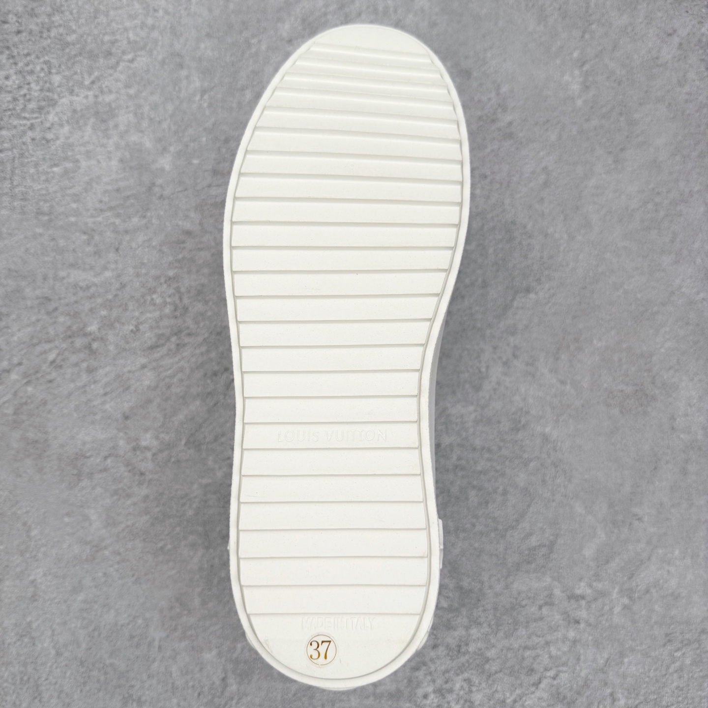 图片[9]-＃FS Louis Vuitton 路易威登 lv Time Out 低帮时尚运动板鞋 为舒软小牛皮革压印金属质感 Monogram 图案 再令 Louis 和vuitton 装饰点缀鞋带 与卢勒克斯金属线共同 释放莹泽光芒 搭配后部 Monogram帆布饰边和加厚胎面橡胶外底 鞋面胎牛皮和进口PVC制裁而成 高密度进口电脑车线工艺、经典LOGO跟PVC完美结合 原版大底开模 内里采用进口羊皮 超软皮内里+鞋垫 最新LV/路易威登 杨幂 关晓彤 官方等多明星网红同款 快手抖音等多平台热推 尺码：35 36 37 38 39 40 41 42 43 44-选品中心