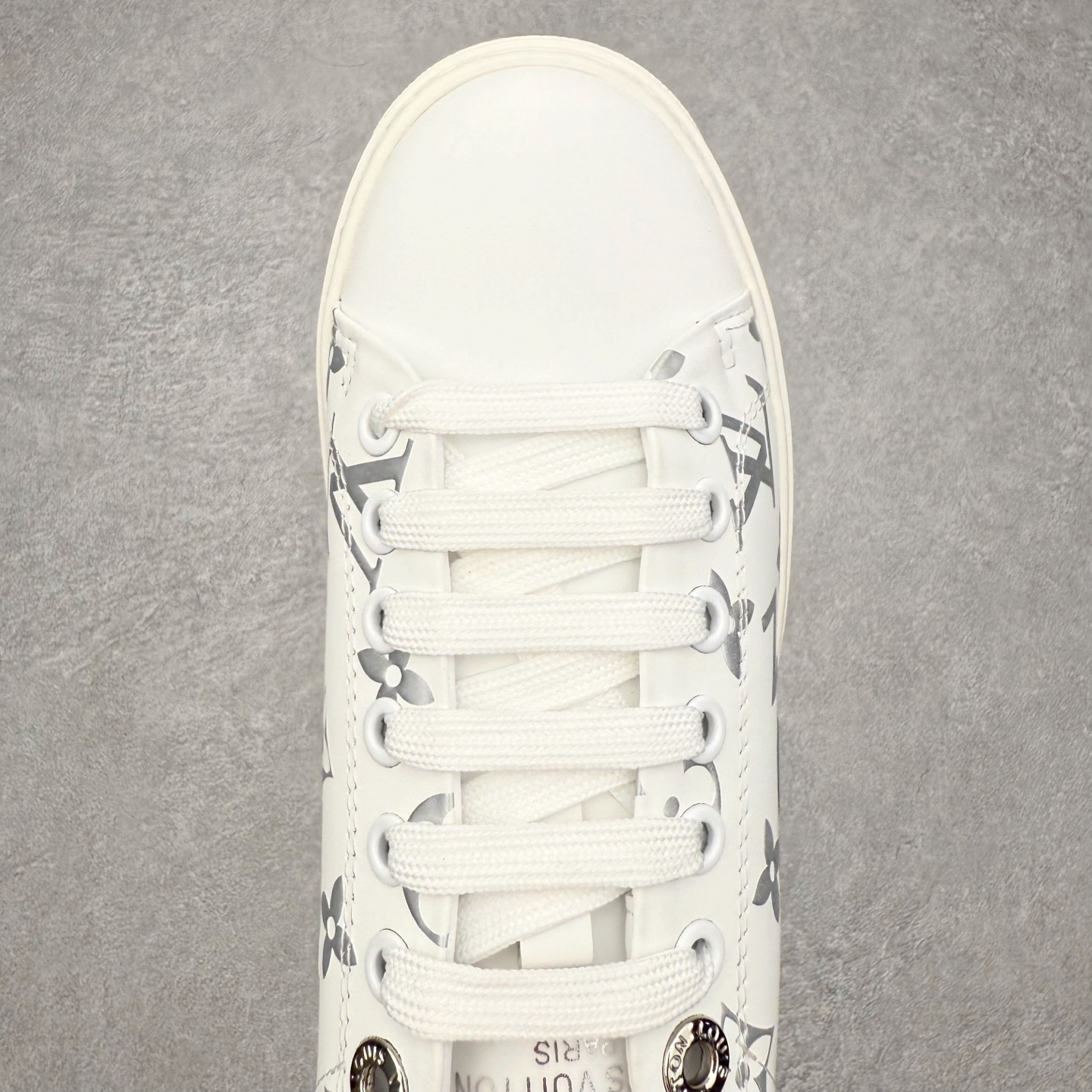 图片[4]-＃FS Louis Vuitton 路易威登 lv Time Out 低帮时尚运动板鞋 为舒软小牛皮革压印金属质感 Monogram 图案 再令 Louis 和vuitton 装饰点缀鞋带 与卢勒克斯金属线共同 释放莹泽光芒 搭配后部 Monogram帆布饰边和加厚胎面橡胶外底 鞋面胎牛皮和进口PVC制裁而成 高密度进口电脑车线工艺、经典LOGO跟PVC完美结合 原版大底开模 内里采用进口羊皮 超软皮内里+鞋垫 最新LV/路易威登 杨幂 关晓彤 官方等多明星网红同款 快手抖音等多平台热推 尺码：35 36 37 38 39 40 41 42 43 44-选品中心