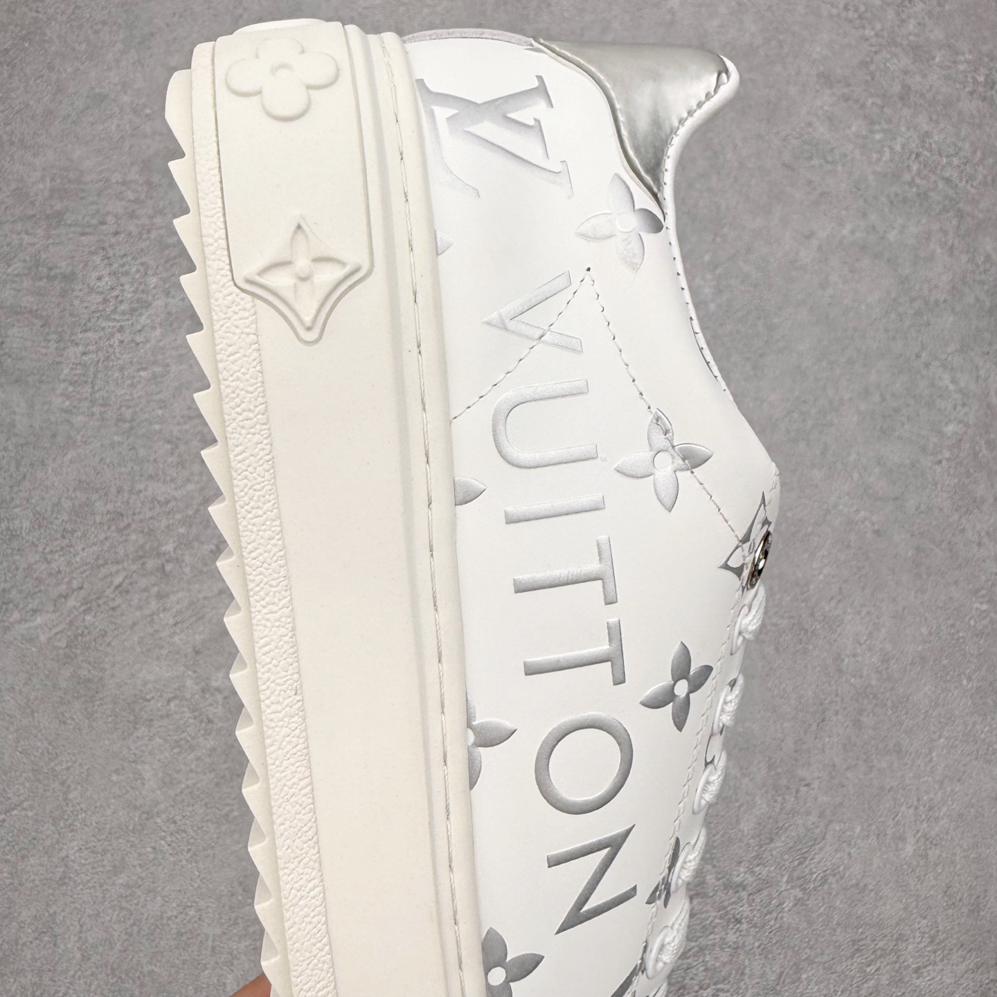 图片[6]-＃FS Louis Vuitton 路易威登 lv Time Out 低帮时尚运动板鞋 为舒软小牛皮革压印金属质感 Monogram 图案 再令 Louis 和vuitton 装饰点缀鞋带 与卢勒克斯金属线共同 释放莹泽光芒 搭配后部 Monogram帆布饰边和加厚胎面橡胶外底 鞋面胎牛皮和进口PVC制裁而成 高密度进口电脑车线工艺、经典LOGO跟PVC完美结合 原版大底开模 内里采用进口羊皮 超软皮内里+鞋垫 最新LV/路易威登 杨幂 关晓彤 官方等多明星网红同款 快手抖音等多平台热推 尺码：35 36 37 38 39 40 41 42 43 44-选品中心