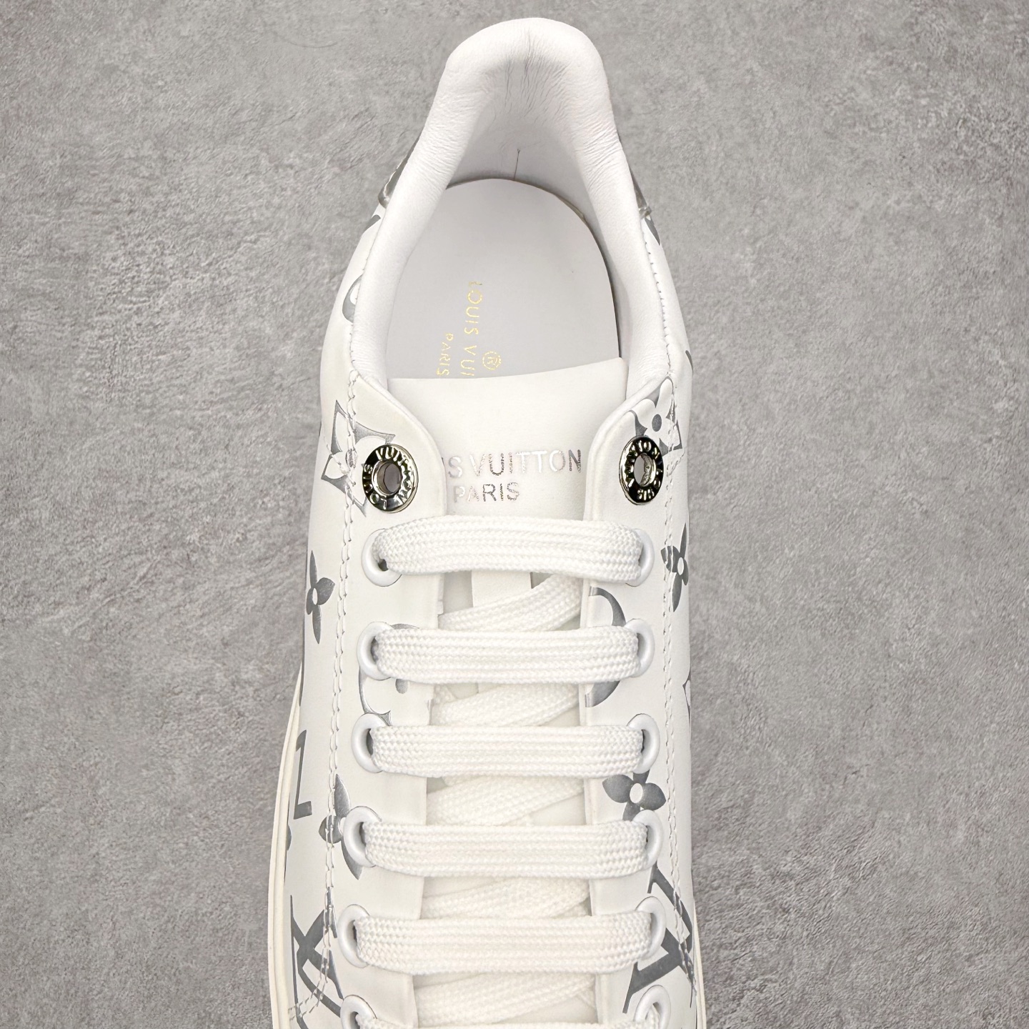 图片[5]-＃FS Louis Vuitton 路易威登 lv Time Out 低帮时尚运动板鞋 为舒软小牛皮革压印金属质感 Monogram 图案 再令 Louis 和vuitton 装饰点缀鞋带 与卢勒克斯金属线共同 释放莹泽光芒 搭配后部 Monogram帆布饰边和加厚胎面橡胶外底 鞋面胎牛皮和进口PVC制裁而成 高密度进口电脑车线工艺、经典LOGO跟PVC完美结合 原版大底开模 内里采用进口羊皮 超软皮内里+鞋垫 最新LV/路易威登 杨幂 关晓彤 官方等多明星网红同款 快手抖音等多平台热推 尺码：35 36 37 38 39 40 41 42 43 44-选品中心