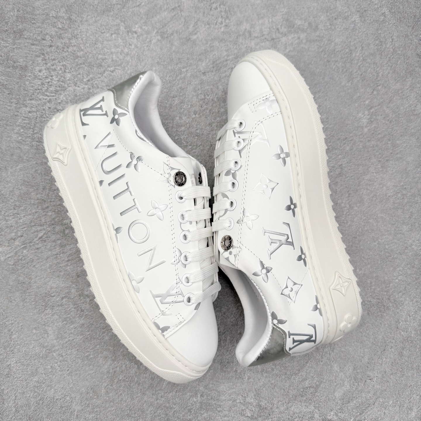 图片[3]-＃FS Louis Vuitton 路易威登 lv Time Out 低帮时尚运动板鞋 为舒软小牛皮革压印金属质感 Monogram 图案 再令 Louis 和vuitton 装饰点缀鞋带 与卢勒克斯金属线共同 释放莹泽光芒 搭配后部 Monogram帆布饰边和加厚胎面橡胶外底 鞋面胎牛皮和进口PVC制裁而成 高密度进口电脑车线工艺、经典LOGO跟PVC完美结合 原版大底开模 内里采用进口羊皮 超软皮内里+鞋垫 最新LV/路易威登 杨幂 关晓彤 官方等多明星网红同款 快手抖音等多平台热推 尺码：35 36 37 38 39 40 41 42 43 44-选品中心