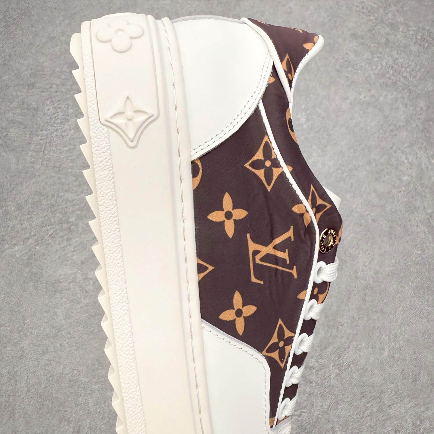 图片[6]-＃FS Louis Vuitton 路易威登 lv Time Out 低帮时尚运动板鞋 为舒软小牛皮革压印金属质感 Monogram 图案 再令 Louis 和vuitton 装饰点缀鞋带 与卢勒克斯金属线共同 释放莹泽光芒 搭配后部 Monogram帆布饰边和加厚胎面橡胶外底 鞋面胎牛皮和进口PVC制裁而成 高密度进口电脑车线工艺、经典LOGO跟PVC完美结合 原版大底开模 内里采用进口羊皮 超软皮内里+鞋垫 最新LV/路易威登 杨幂 关晓彤 官方等多明星网红同款 快手抖音等多平台热推 尺码：35 36 37 38 39 40 41 42 43 44-选品中心