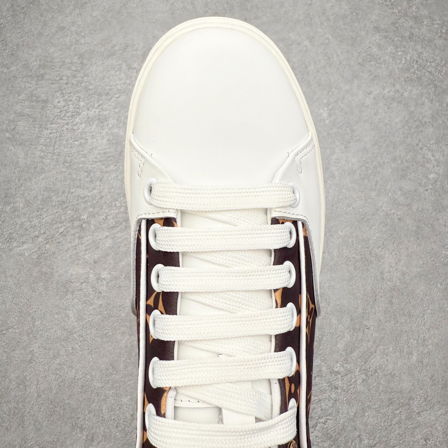 图片[4]-＃FS Louis Vuitton 路易威登 lv Time Out 低帮时尚运动板鞋 为舒软小牛皮革压印金属质感 Monogram 图案 再令 Louis 和vuitton 装饰点缀鞋带 与卢勒克斯金属线共同 释放莹泽光芒 搭配后部 Monogram帆布饰边和加厚胎面橡胶外底 鞋面胎牛皮和进口PVC制裁而成 高密度进口电脑车线工艺、经典LOGO跟PVC完美结合 原版大底开模 内里采用进口羊皮 超软皮内里+鞋垫 最新LV/路易威登 杨幂 关晓彤 官方等多明星网红同款 快手抖音等多平台热推 尺码：35 36 37 38 39 40 41 42 43 44-选品中心