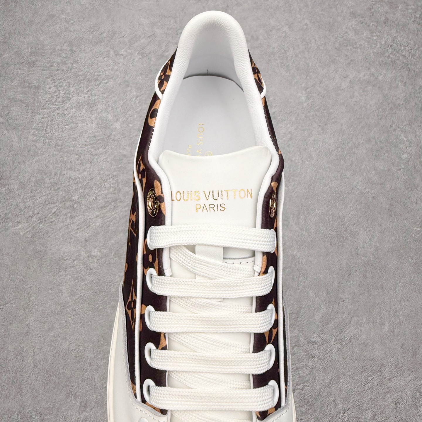 图片[5]-＃FS Louis Vuitton 路易威登 lv Time Out 低帮时尚运动板鞋 为舒软小牛皮革压印金属质感 Monogram 图案 再令 Louis 和vuitton 装饰点缀鞋带 与卢勒克斯金属线共同 释放莹泽光芒 搭配后部 Monogram帆布饰边和加厚胎面橡胶外底 鞋面胎牛皮和进口PVC制裁而成 高密度进口电脑车线工艺、经典LOGO跟PVC完美结合 原版大底开模 内里采用进口羊皮 超软皮内里+鞋垫 最新LV/路易威登 杨幂 关晓彤 官方等多明星网红同款 快手抖音等多平台热推 尺码：35 36 37 38 39 40 41 42 43 44-选品中心