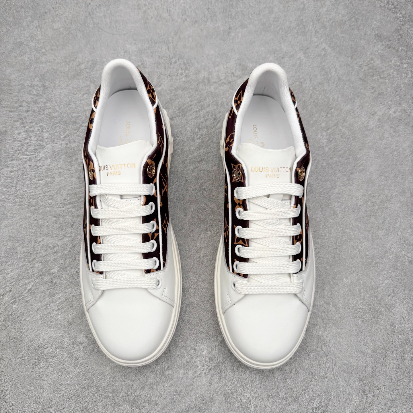 图片[2]-＃FS Louis Vuitton 路易威登 lv Time Out 低帮时尚运动板鞋 为舒软小牛皮革压印金属质感 Monogram 图案 再令 Louis 和vuitton 装饰点缀鞋带 与卢勒克斯金属线共同 释放莹泽光芒 搭配后部 Monogram帆布饰边和加厚胎面橡胶外底 鞋面胎牛皮和进口PVC制裁而成 高密度进口电脑车线工艺、经典LOGO跟PVC完美结合 原版大底开模 内里采用进口羊皮 超软皮内里+鞋垫 最新LV/路易威登 杨幂 关晓彤 官方等多明星网红同款 快手抖音等多平台热推 尺码：35 36 37 38 39 40 41 42 43 44-选品中心