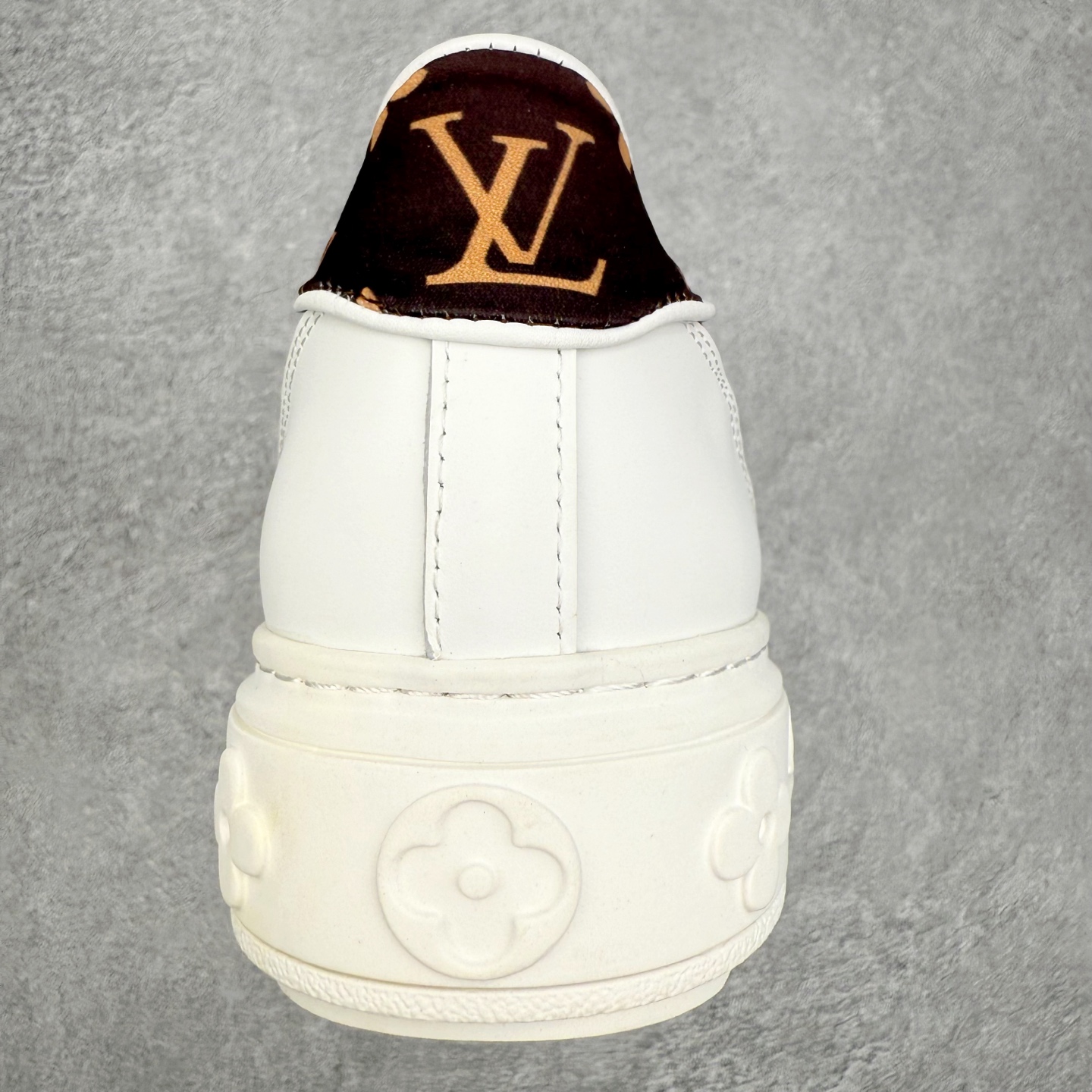 图片[8]-＃FS Louis Vuitton 路易威登 lv Time Out 低帮时尚运动板鞋 为舒软小牛皮革压印金属质感 Monogram 图案 再令 Louis 和vuitton 装饰点缀鞋带 与卢勒克斯金属线共同 释放莹泽光芒 搭配后部 Monogram帆布饰边和加厚胎面橡胶外底 鞋面胎牛皮和进口PVC制裁而成 高密度进口电脑车线工艺、经典LOGO跟PVC完美结合 原版大底开模 内里采用进口羊皮 超软皮内里+鞋垫 最新LV/路易威登 杨幂 关晓彤 官方等多明星网红同款 快手抖音等多平台热推 尺码：35 36 37 38 39 40 41 42 43 44-选品中心