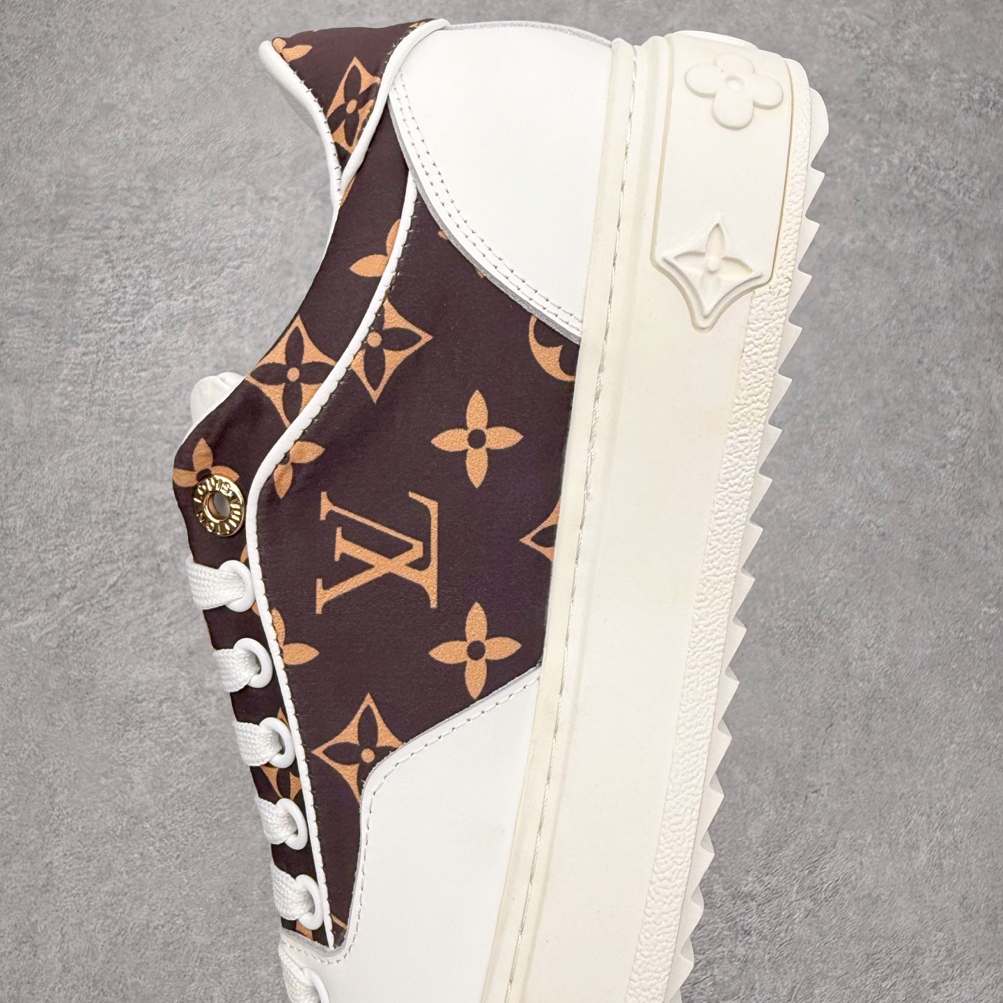 图片[7]-＃FS Louis Vuitton 路易威登 lv Time Out 低帮时尚运动板鞋 为舒软小牛皮革压印金属质感 Monogram 图案 再令 Louis 和vuitton 装饰点缀鞋带 与卢勒克斯金属线共同 释放莹泽光芒 搭配后部 Monogram帆布饰边和加厚胎面橡胶外底 鞋面胎牛皮和进口PVC制裁而成 高密度进口电脑车线工艺、经典LOGO跟PVC完美结合 原版大底开模 内里采用进口羊皮 超软皮内里+鞋垫 最新LV/路易威登 杨幂 关晓彤 官方等多明星网红同款 快手抖音等多平台热推 尺码：35 36 37 38 39 40 41 42 43 44-选品中心