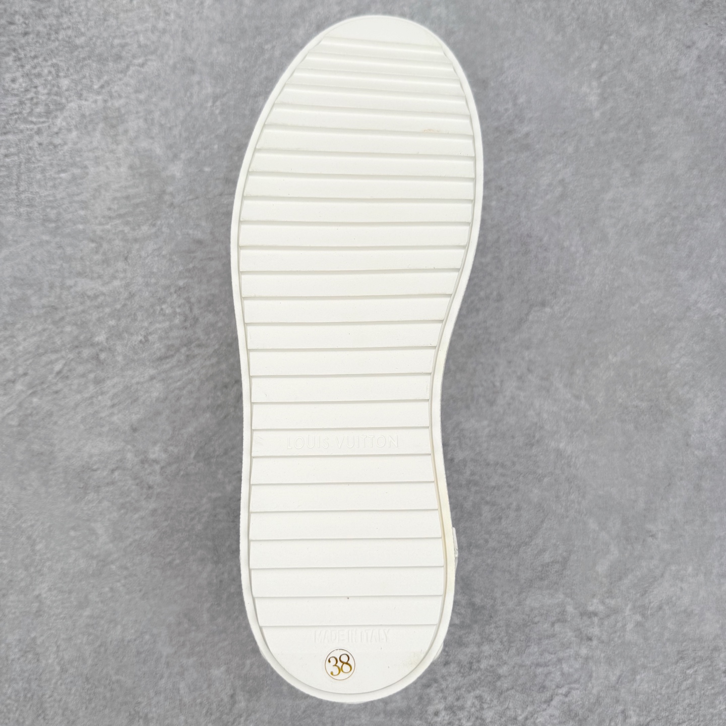 图片[9]-＃FS Louis Vuitton 路易威登 lv Time Out 低帮时尚运动板鞋 为舒软小牛皮革压印金属质感 Monogram 图案 再令 Louis 和vuitton 装饰点缀鞋带 与卢勒克斯金属线共同 释放莹泽光芒 搭配后部 Monogram帆布饰边和加厚胎面橡胶外底 鞋面胎牛皮和进口PVC制裁而成 高密度进口电脑车线工艺、经典LOGO跟PVC完美结合 原版大底开模 内里采用进口羊皮 超软皮内里+鞋垫 最新LV/路易威登 杨幂 关晓彤 官方等多明星网红同款 快手抖音等多平台热推 尺码：35 36 37 38 39 40 41 42 43 44-选品中心