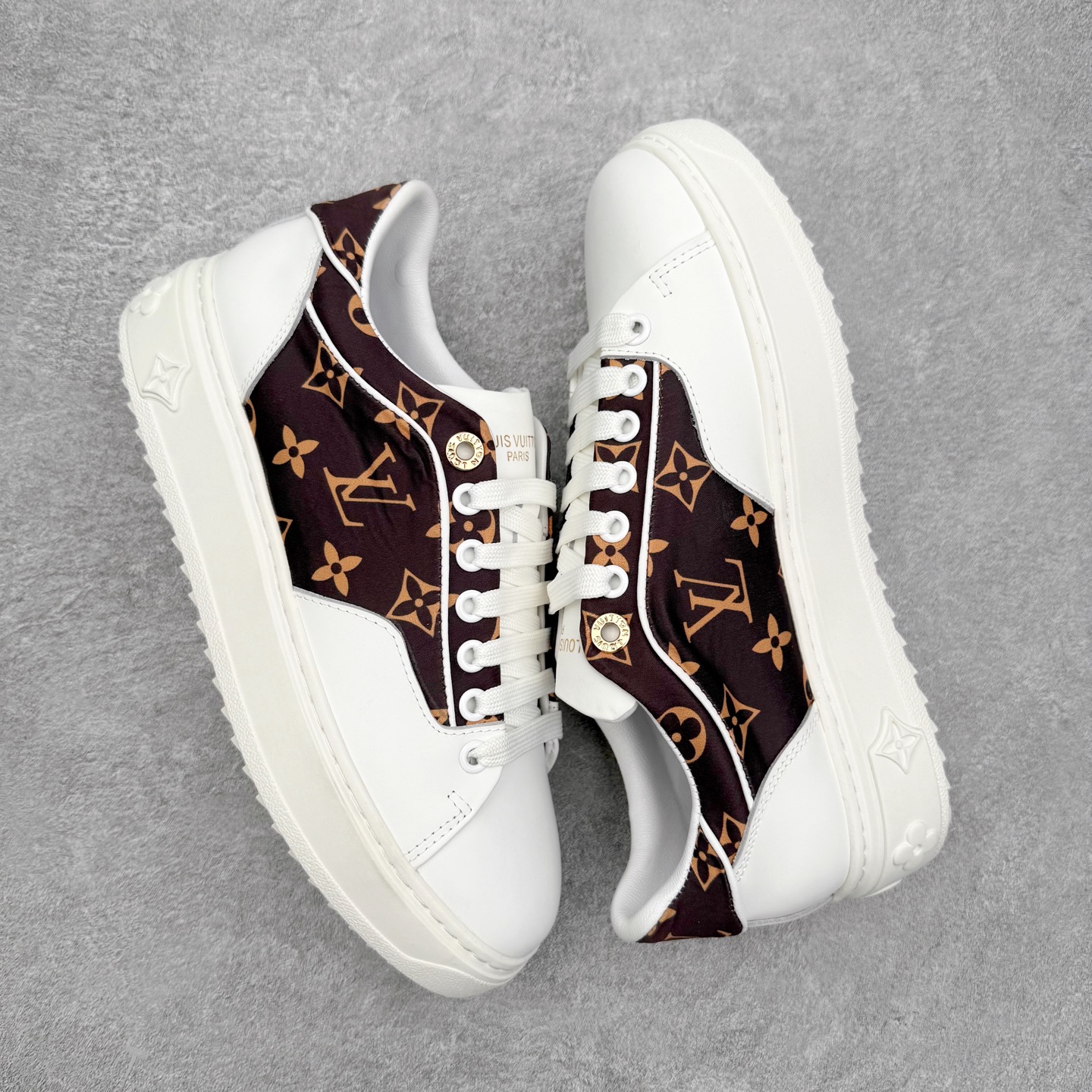 图片[3]-＃FS Louis Vuitton 路易威登 lv Time Out 低帮时尚运动板鞋 为舒软小牛皮革压印金属质感 Monogram 图案 再令 Louis 和vuitton 装饰点缀鞋带 与卢勒克斯金属线共同 释放莹泽光芒 搭配后部 Monogram帆布饰边和加厚胎面橡胶外底 鞋面胎牛皮和进口PVC制裁而成 高密度进口电脑车线工艺、经典LOGO跟PVC完美结合 原版大底开模 内里采用进口羊皮 超软皮内里+鞋垫 最新LV/路易威登 杨幂 关晓彤 官方等多明星网红同款 快手抖音等多平台热推 尺码：35 36 37 38 39 40 41 42 43 44-选品中心