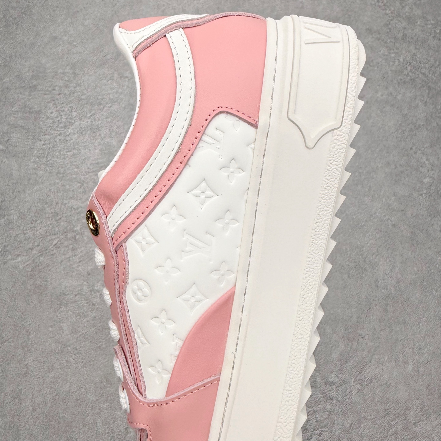 图片[7]-＃FS Louis Vuitton 路易威登 lv Time Out 低帮时尚运动板鞋 为舒软小牛皮革压印金属质感 Monogram 图案 再令 Louis 和vuitton 装饰点缀鞋带 与卢勒克斯金属线共同 释放莹泽光芒 搭配后部 Monogram帆布饰边和加厚胎面橡胶外底 鞋面胎牛皮和进口PVC制裁而成 高密度进口电脑车线工艺、经典LOGO跟PVC完美结合 原版大底开模 内里采用进口羊皮 超软皮内里+鞋垫 最新LV/路易威登 杨幂 关晓彤 官方等多明星网红同款 快手抖音等多平台热推 尺码：35 36 37 38 39 40 41 42 43 44-选品中心