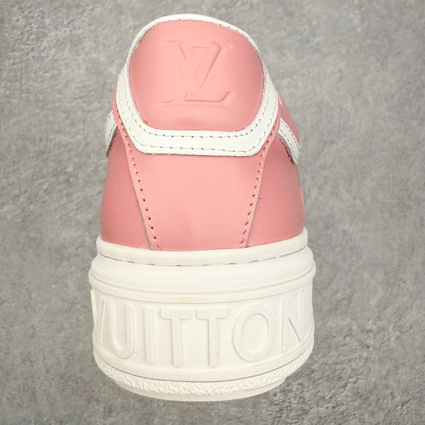 图片[8]-＃FS Louis Vuitton 路易威登 lv Time Out 低帮时尚运动板鞋 为舒软小牛皮革压印金属质感 Monogram 图案 再令 Louis 和vuitton 装饰点缀鞋带 与卢勒克斯金属线共同 释放莹泽光芒 搭配后部 Monogram帆布饰边和加厚胎面橡胶外底 鞋面胎牛皮和进口PVC制裁而成 高密度进口电脑车线工艺、经典LOGO跟PVC完美结合 原版大底开模 内里采用进口羊皮 超软皮内里+鞋垫 最新LV/路易威登 杨幂 关晓彤 官方等多明星网红同款 快手抖音等多平台热推 尺码：35 36 37 38 39 40 41 42 43 44-选品中心