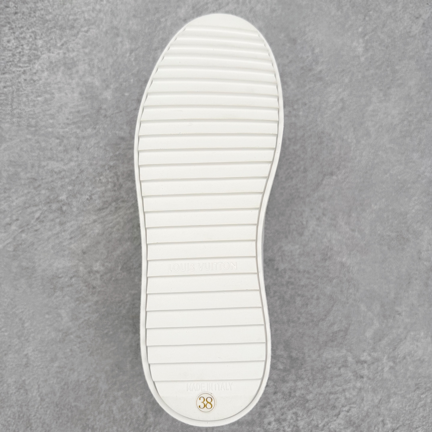 图片[9]-＃FS Louis Vuitton 路易威登 lv Time Out 低帮时尚运动板鞋 为舒软小牛皮革压印金属质感 Monogram 图案 再令 Louis 和vuitton 装饰点缀鞋带 与卢勒克斯金属线共同 释放莹泽光芒 搭配后部 Monogram帆布饰边和加厚胎面橡胶外底 鞋面胎牛皮和进口PVC制裁而成 高密度进口电脑车线工艺、经典LOGO跟PVC完美结合 原版大底开模 内里采用进口羊皮 超软皮内里+鞋垫 最新LV/路易威登 杨幂 关晓彤 官方等多明星网红同款 快手抖音等多平台热推 尺码：35 36 37 38 39 40 41 42 43 44-选品中心